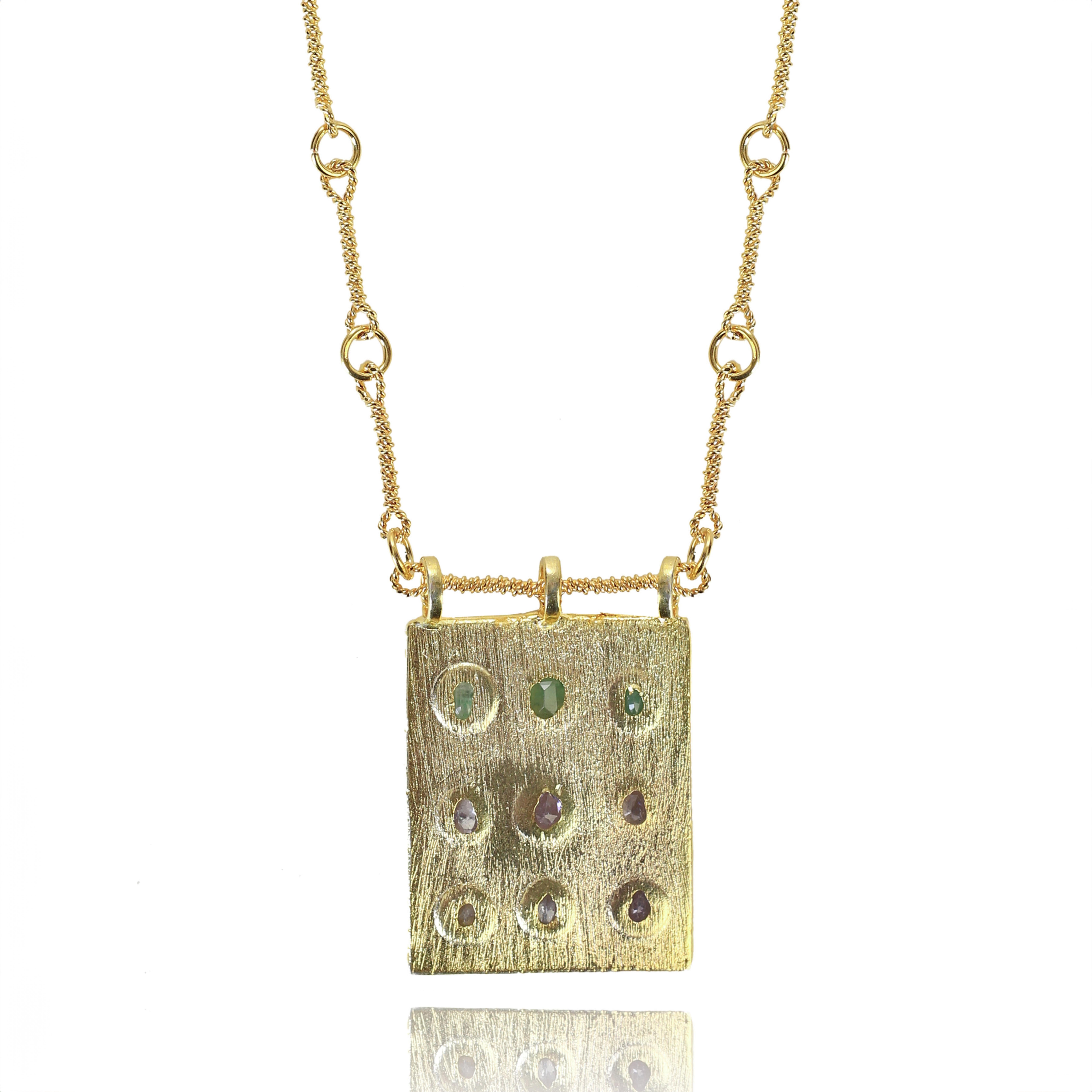 Wie bei der Vereinigung von Göttinnen zum mächtigen Trio von Ece London wird das Atlas-Amulett-Halsband durch die einzigartige und heilige Energie von kostbaren Root-Smaragd- und Tansanit-Edelsteinen geschaffen, die von Hand durch 22-karätiges Gold