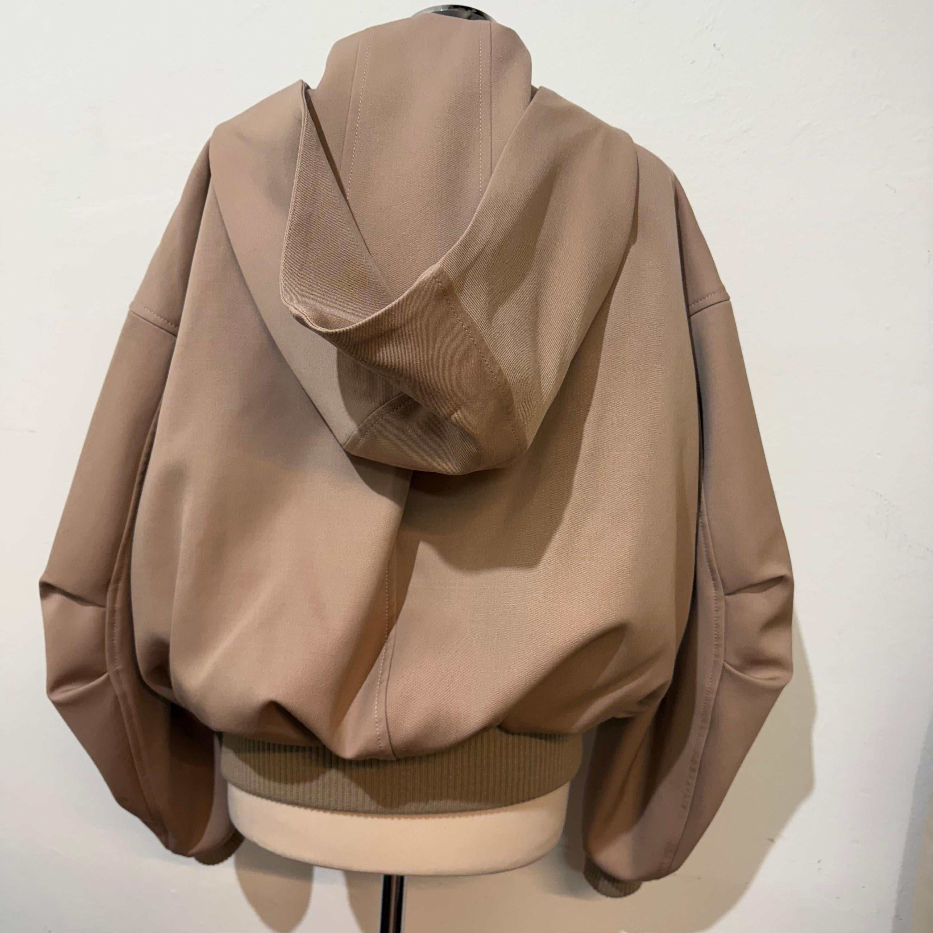 Splendid Die Attico-Bomberjacke
100% Schurwolle
Beige Farbe
Zentraler Reißverschluss
Kapuze
Großer Stil mit Übergröße
2 Taschen
Länge Schulter/Saum cm 56 (22 Zoll)
Größe französisch 36, italienisch 40
Schneller internationaler Versand aus Italien im