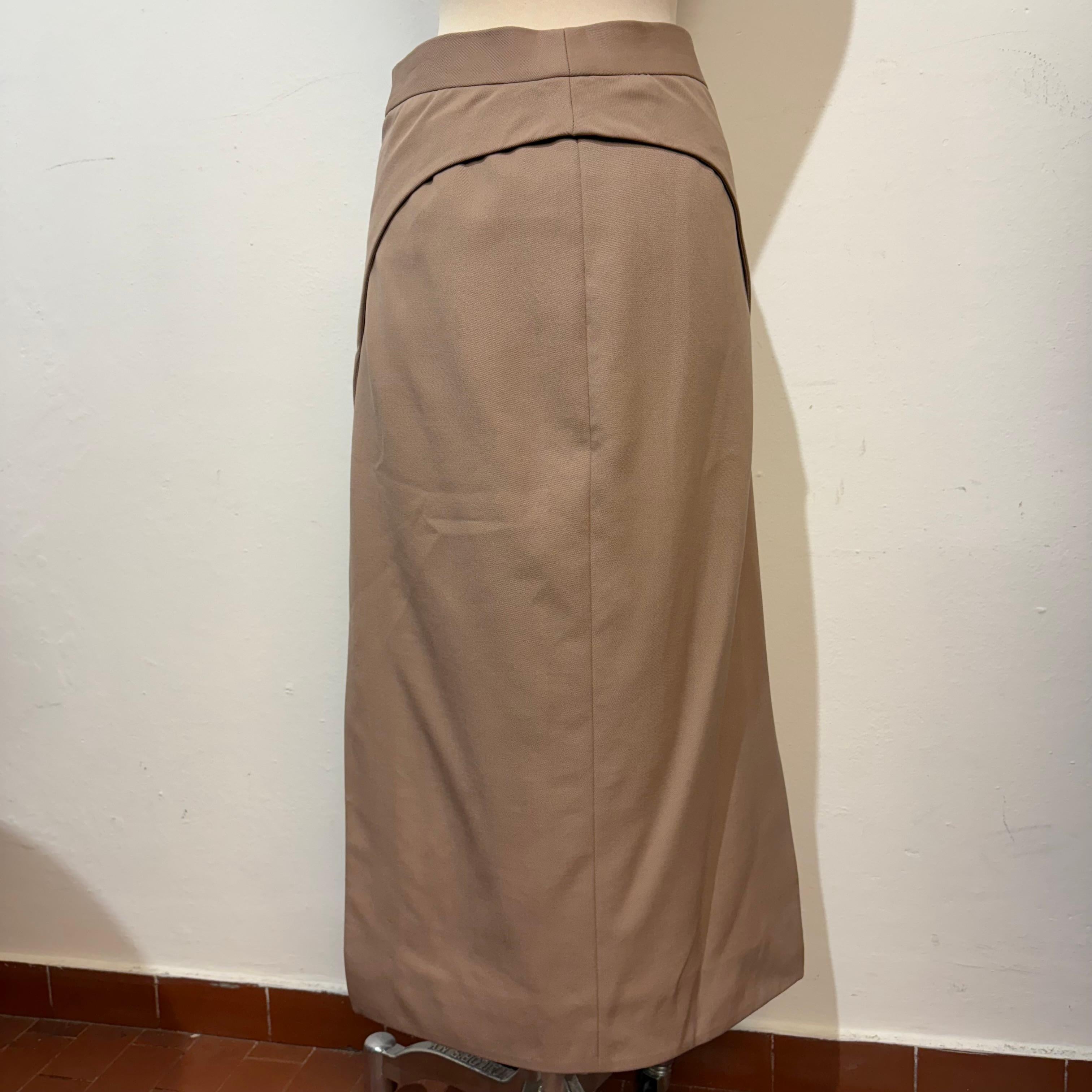 Splendid Der Attico-Rock
100% Schurwolle
Beige Farbe
Keine Taschen
Seitliche Öffnungen
Länge Schulter/Saum cm 84 (33 inches)
Taille cm 37 (14,5 Zoll)
Größe französisch 38, italienisch 42
Schneller internationaler Versand aus Italien im Preis