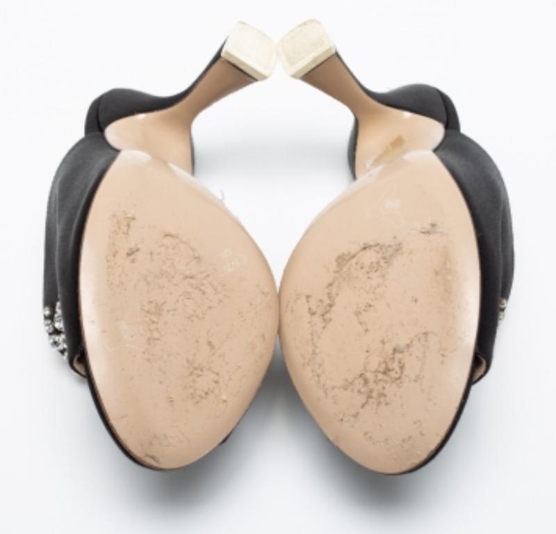 Un flair féminin, des coupes élégantes et un attrait opulent caractérisent ces superbes mules The Attico. Confectionnée en satin, l'empeigne est ornée d'embellissements éblouissants. Portez-les avec des ourlets courts pour mettre en valeur leur côté