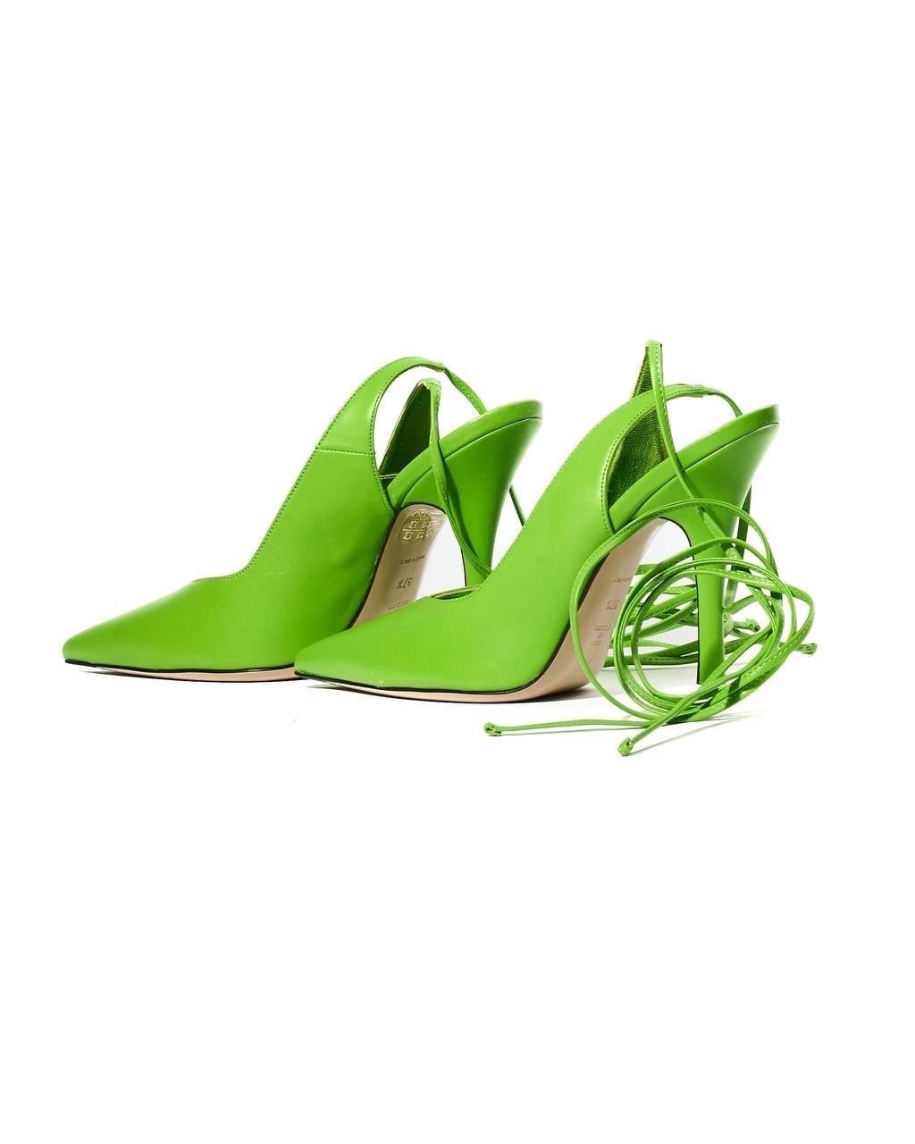 Décolleté firmati The Attico, modello Sling Back, misura 37 e mezzo. Realizadas en piel lisa de color verde. Internamente revestidos en piel metalizada. Dotados de cordones para regular el cierre de la cavidad. Altezza tacco 11 centimetri. El