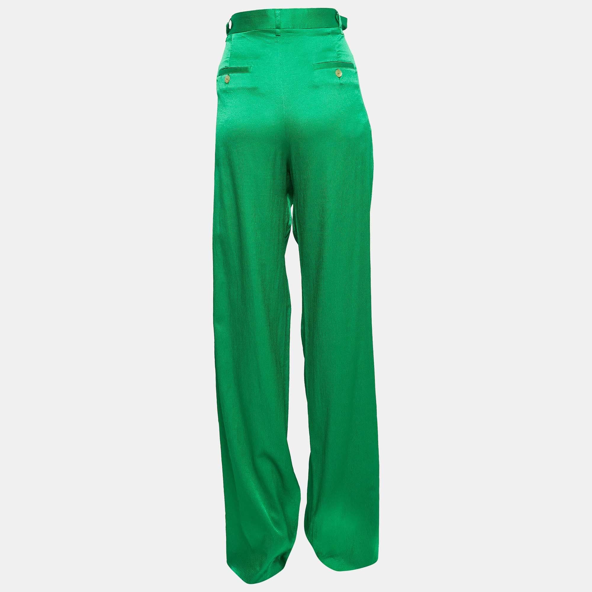 Le pantalon Attico offre une déclaration audacieuse et luxueuse avec sa teinte verte vibrante et son tissu satiné fluide. La silhouette à jambe large dégage confiance et sophistication.  parfait pour le jour et la nuit. Conçu pour faire tourner les