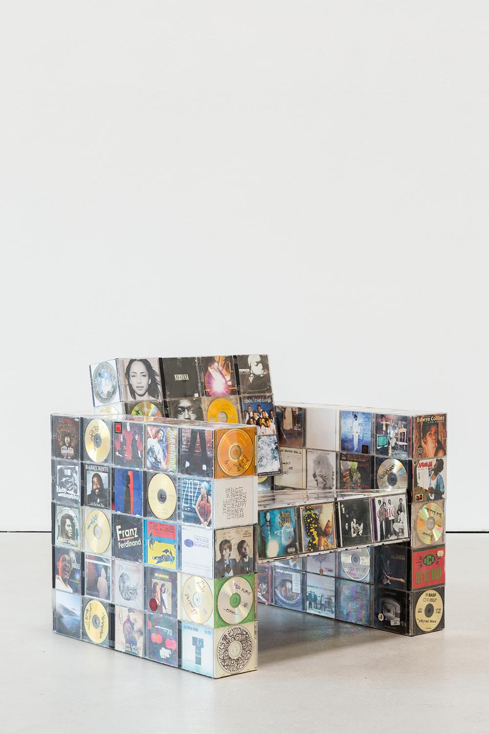Der Audiostuhl (Einzelbearbeitung)
Entworfen und hergestellt in Leipzig, Deutschland.
Autobiografisch inspiriert. Besteht aus über 200 Compact Discs. 30 Jahre Musik auf Abenteuerreise. Der Ursprung all meiner zukünftigen Verbrechen.
Mit meiner