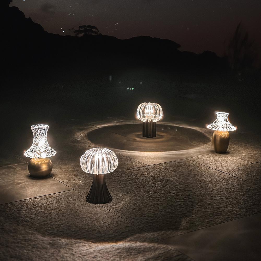 Chinois The Aurora Portable LED Lamp in Crystal and Bronze By André Fu Living en vente