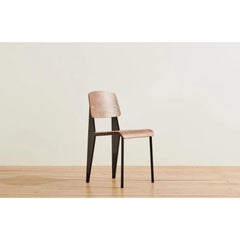 La chaise « Authentic Standard » en noyer et couleur chocolat, signée Jean Prouvé