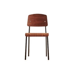 La chaise « Authentic Standard » en noyer et couleur chocolat, signée Jean Prouvé
