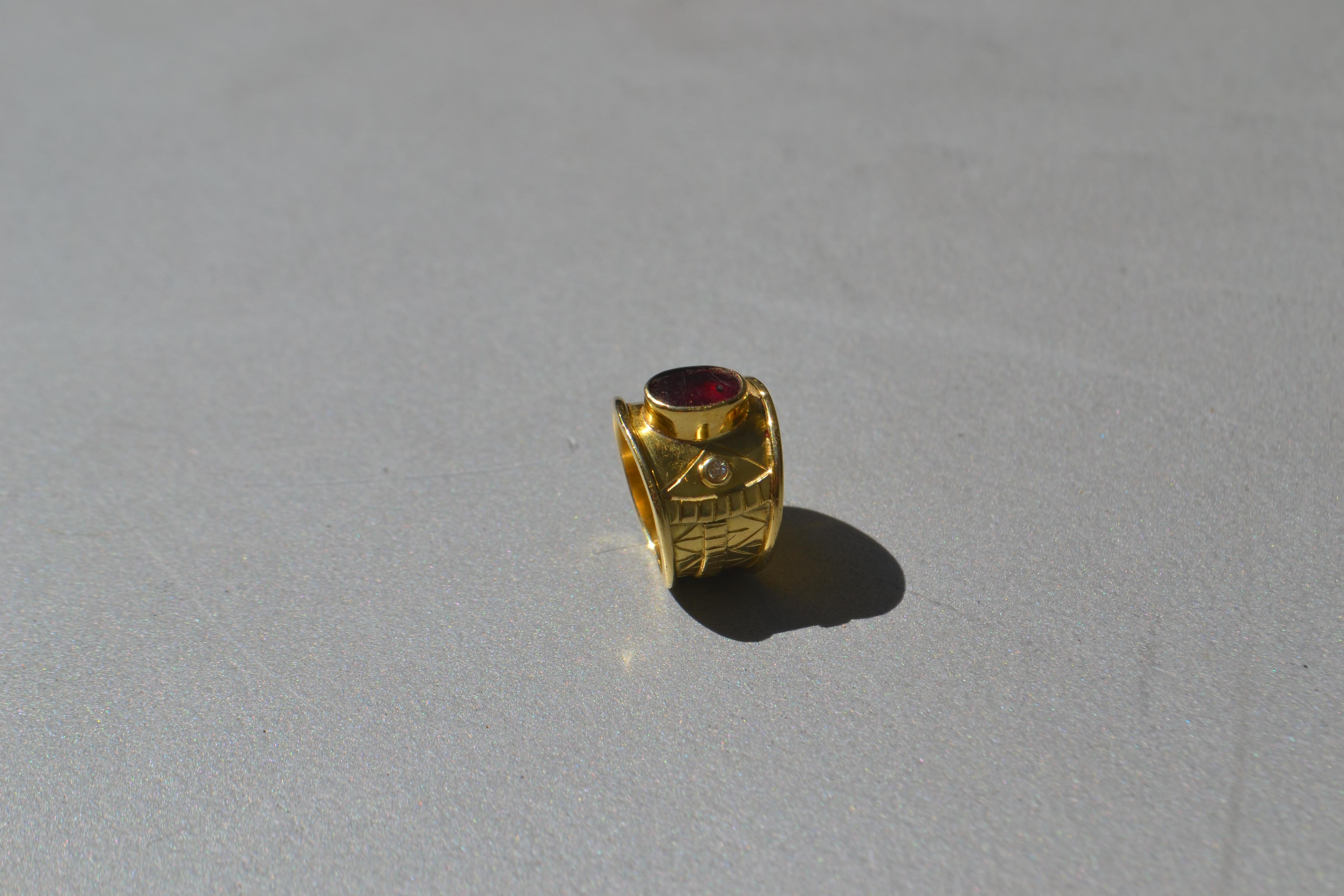 En vente :  Bague aztèque en or 18 carats avec rubis et deux diamants 3
