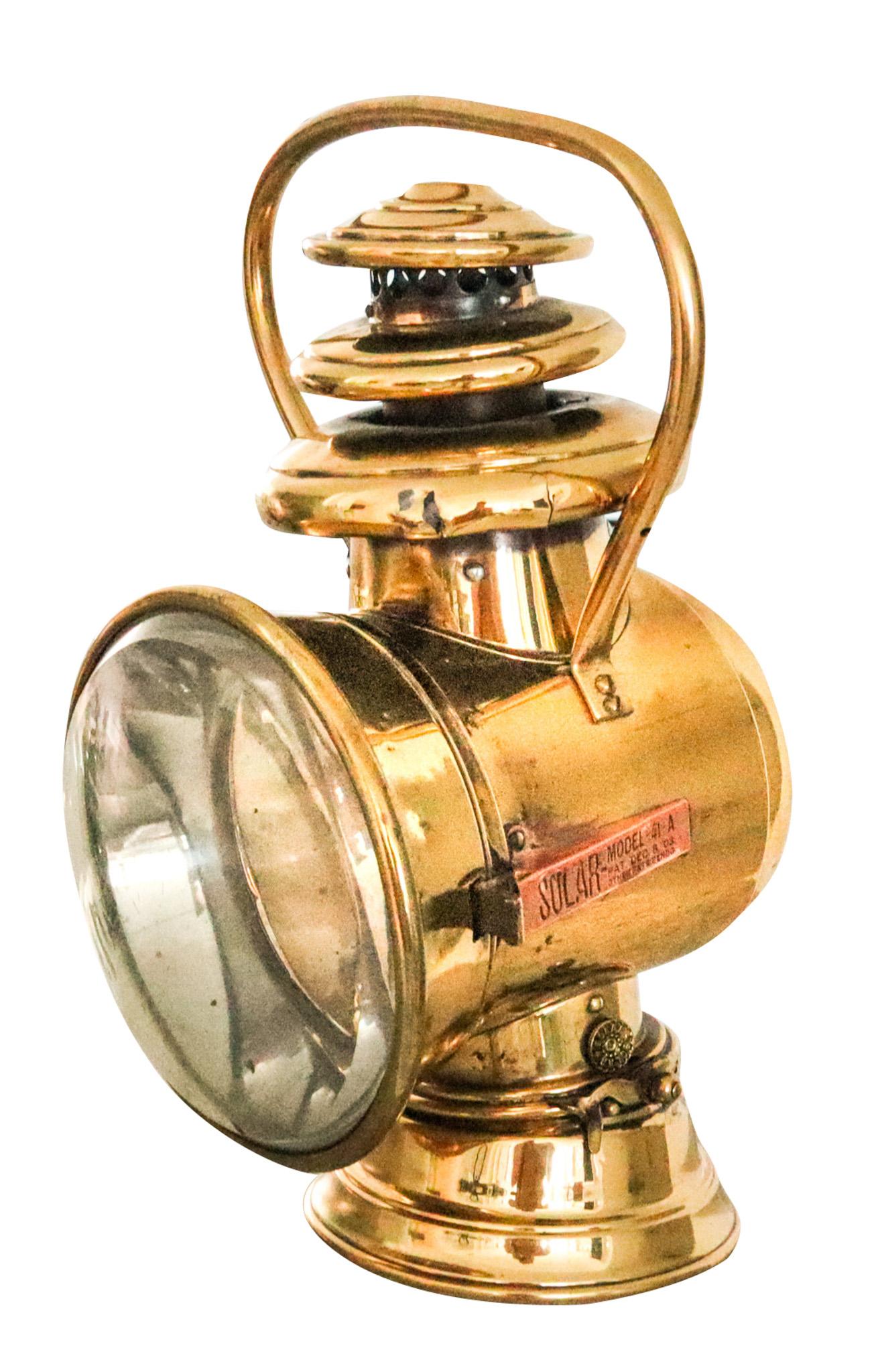Solar-Kerosin-Autolampe, entworfen von The Badger Brass Mfg Co.

Sehr schönes und sehr dekoratives Stück, hergestellt in Amerika von The Badger Brass Mfg Co. im Jahre 1903. Dies ist eine der frühesten Petroleumlampen, die für den Anbau an frühe