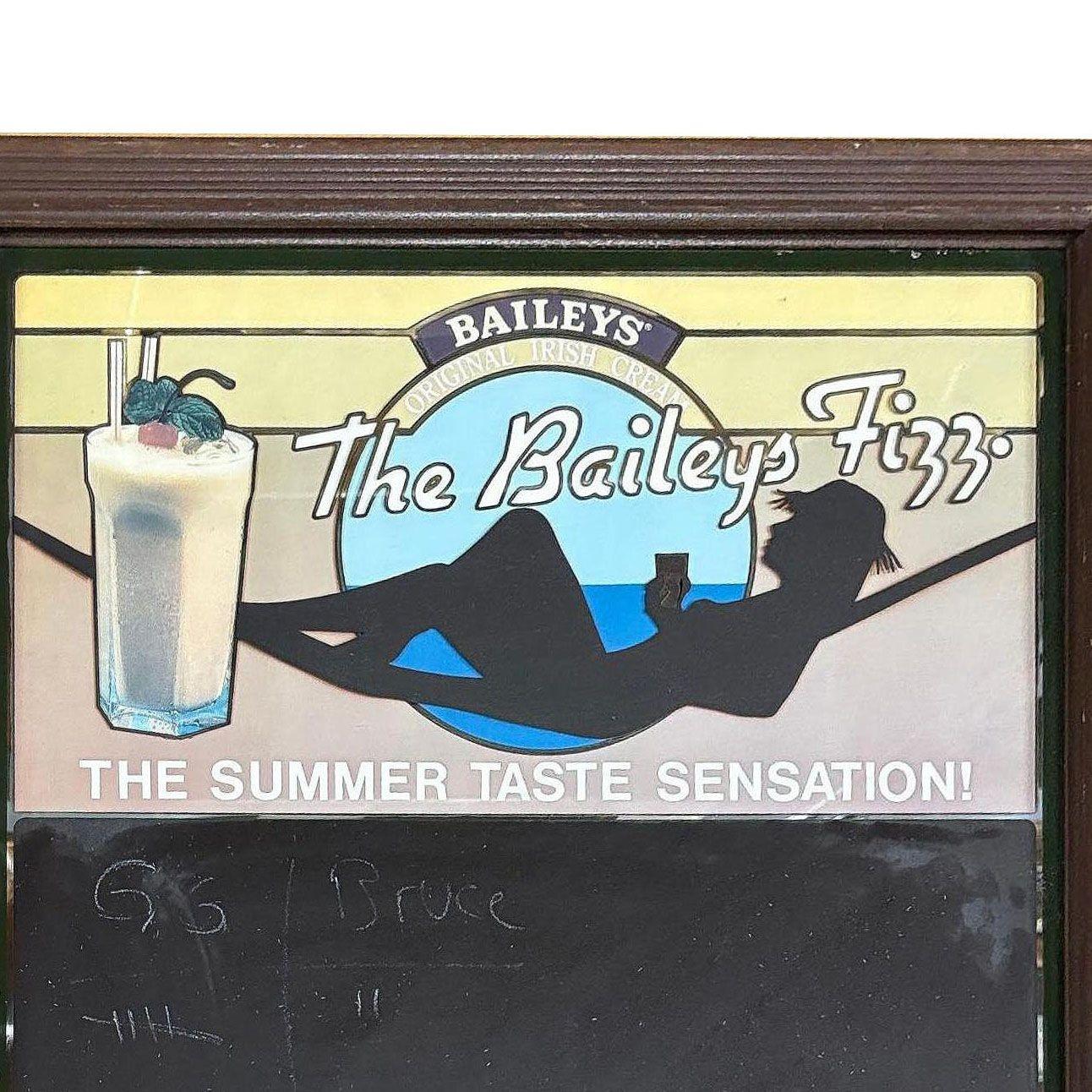 Americano Insegna per bar con lavagna Bailey's Fizz Silhouette femminile in amaca in vendita