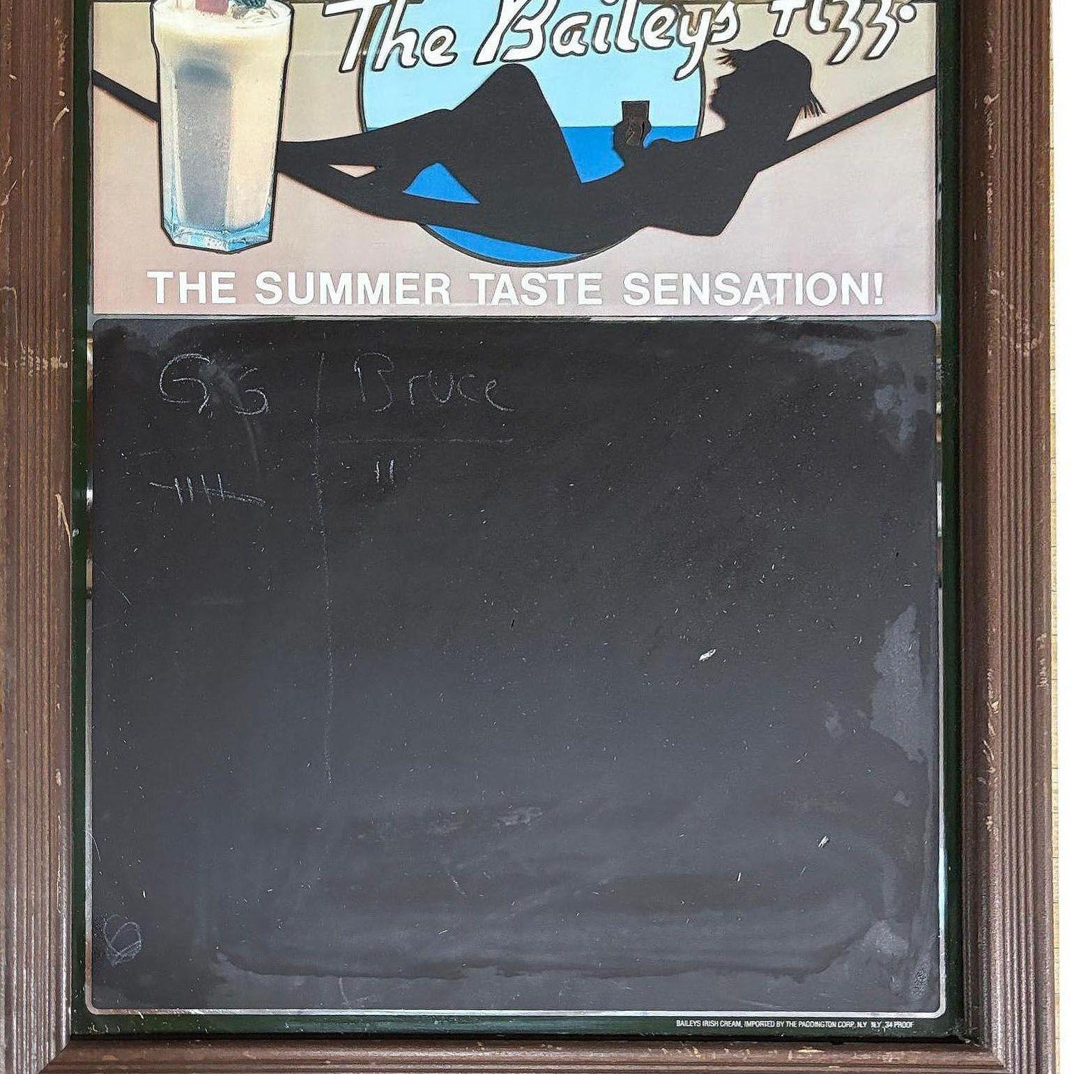 Insegna per bar con lavagna Bailey's Fizz Silhouette femminile in amaca In condizioni buone in vendita a Van Nuys, CA