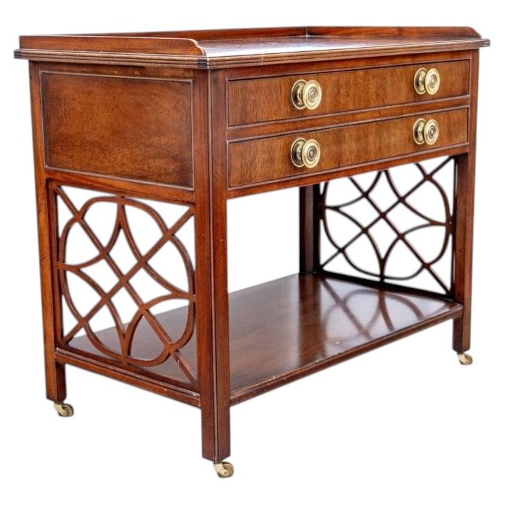 Das rollbare Servierbuffet „Mahagoni“ aus der „Baker Historic Charleston Collection“ im Angebot