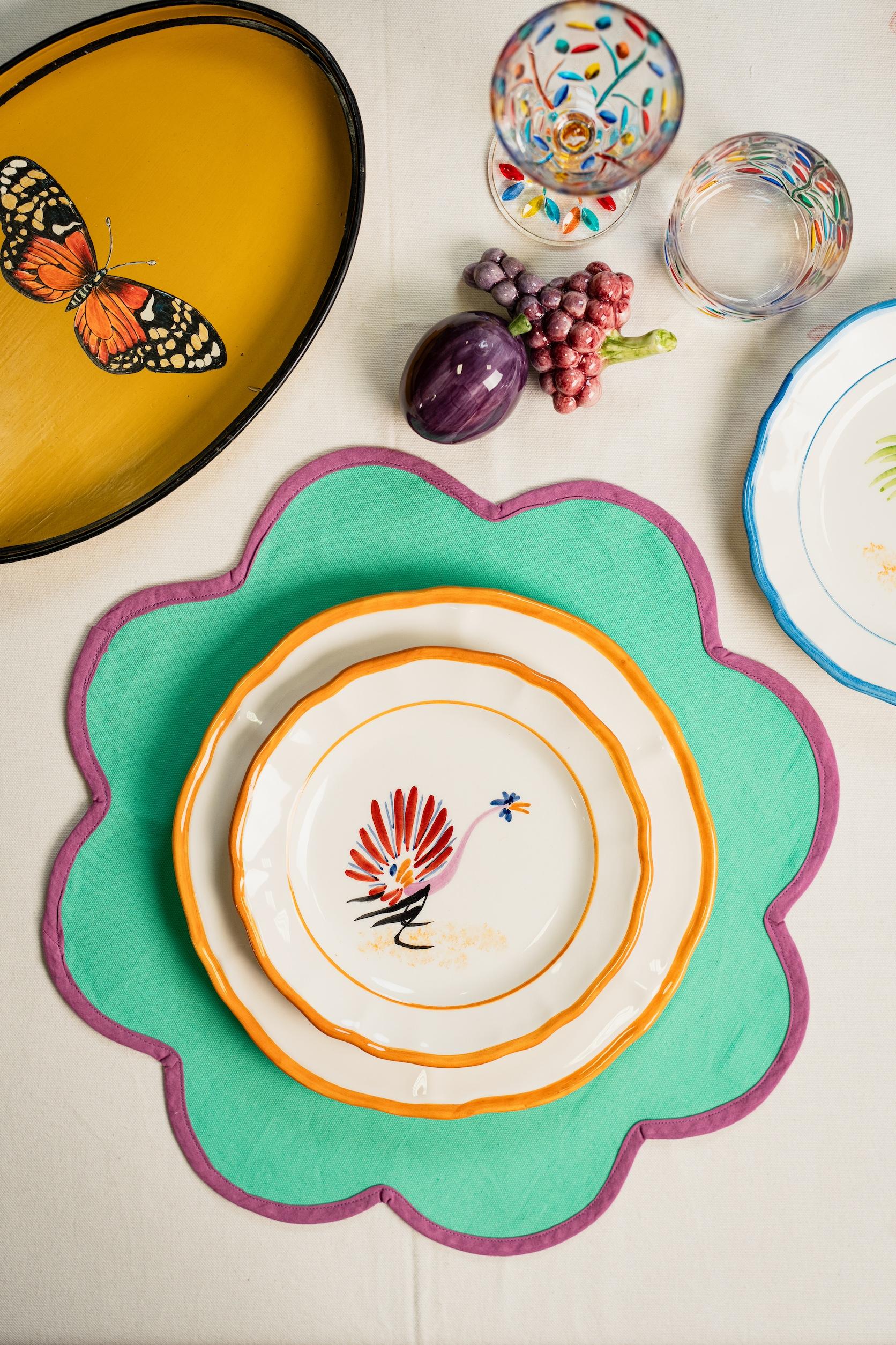 Porta il fascino rustico e il calore della campagna sulla tua tavola con il set di piatti in ceramica dipinti a mano Barn Collection. Questo incantevole set è composto da quattro piatti da insalata dal design inconfondibile, ognuno dei quali è