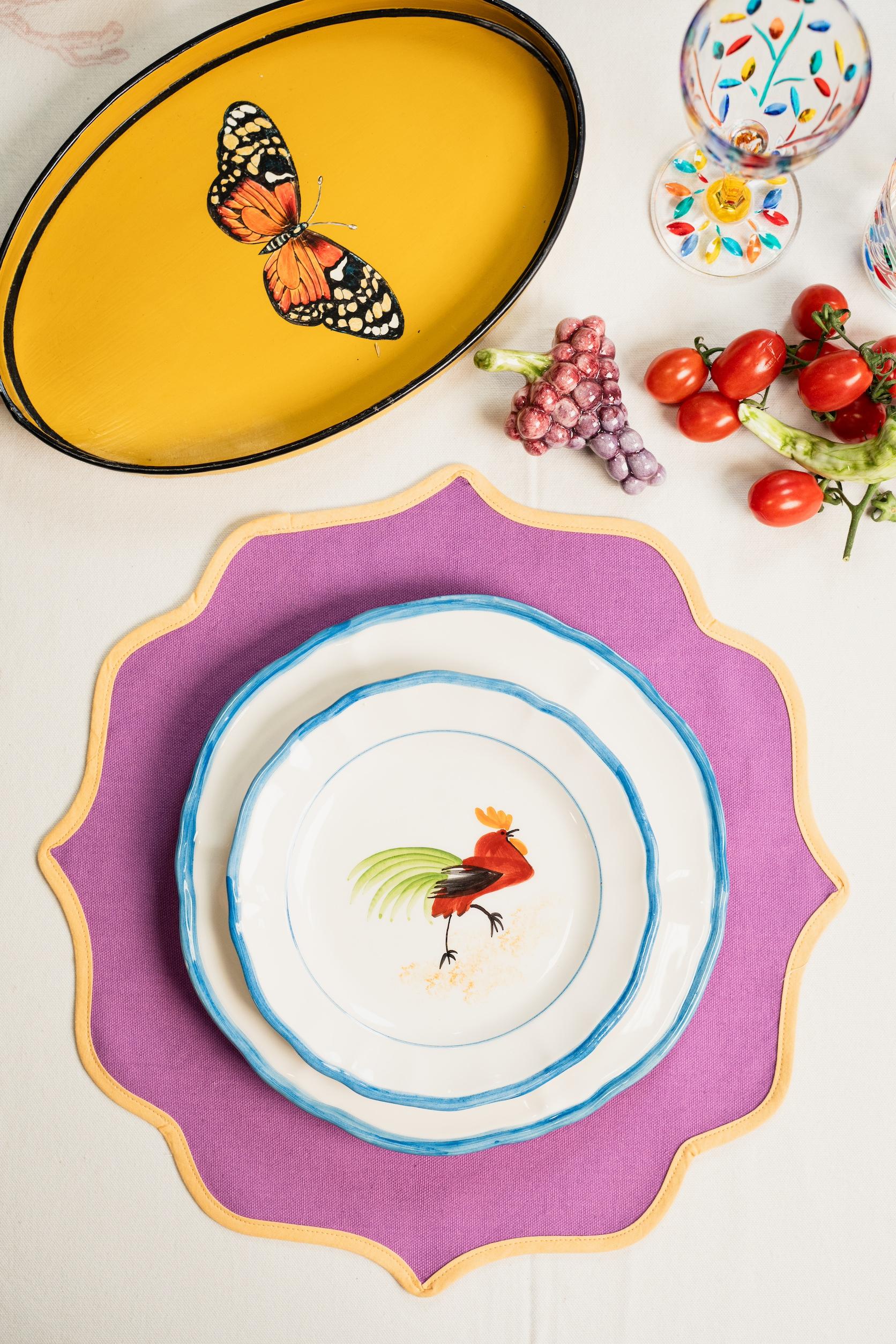 Dipinto a mano Piatto da insalata in ceramica dipinto a mano The Barn - Set di 4 pezzi in vendita