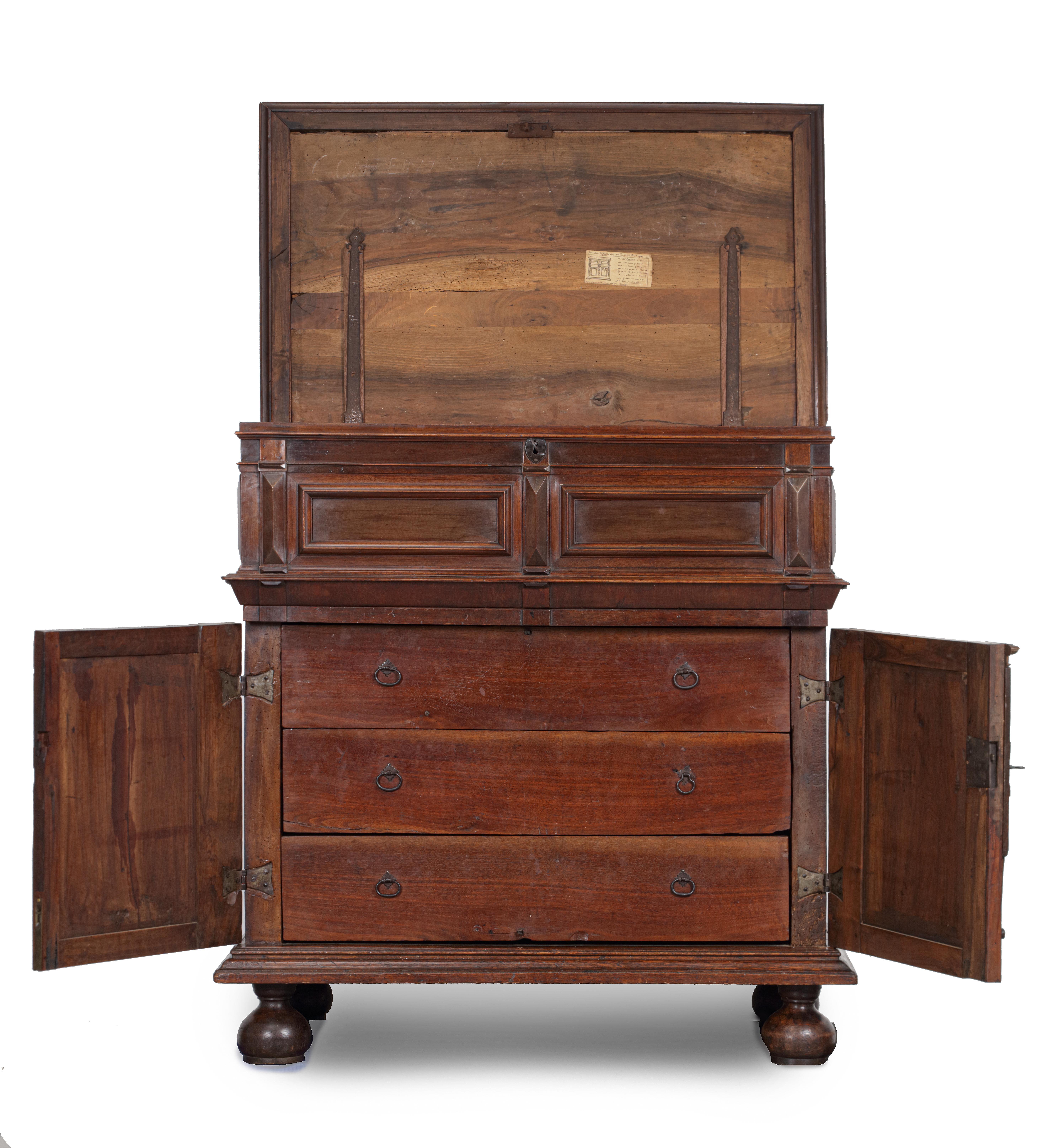 A joined enclosed American walnut, white oak, pine, beech, maple, krappa (crabwood), and letterwood Boston chest of drawers with lidded top

Ipswich/Boston, Massachusetts, 1650-1670

The wood and wood of the base has been DNA tested and complies