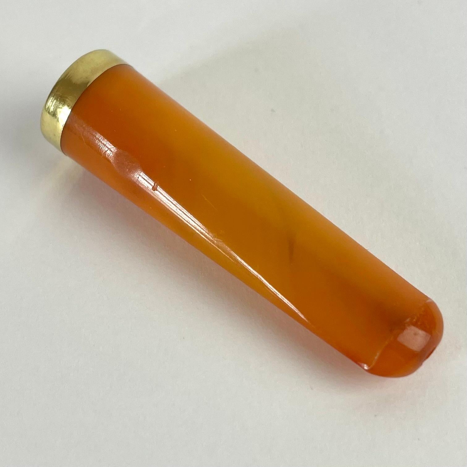 19th Century The Baron`s elegant cigarette holder in checked gold and amber For Sale