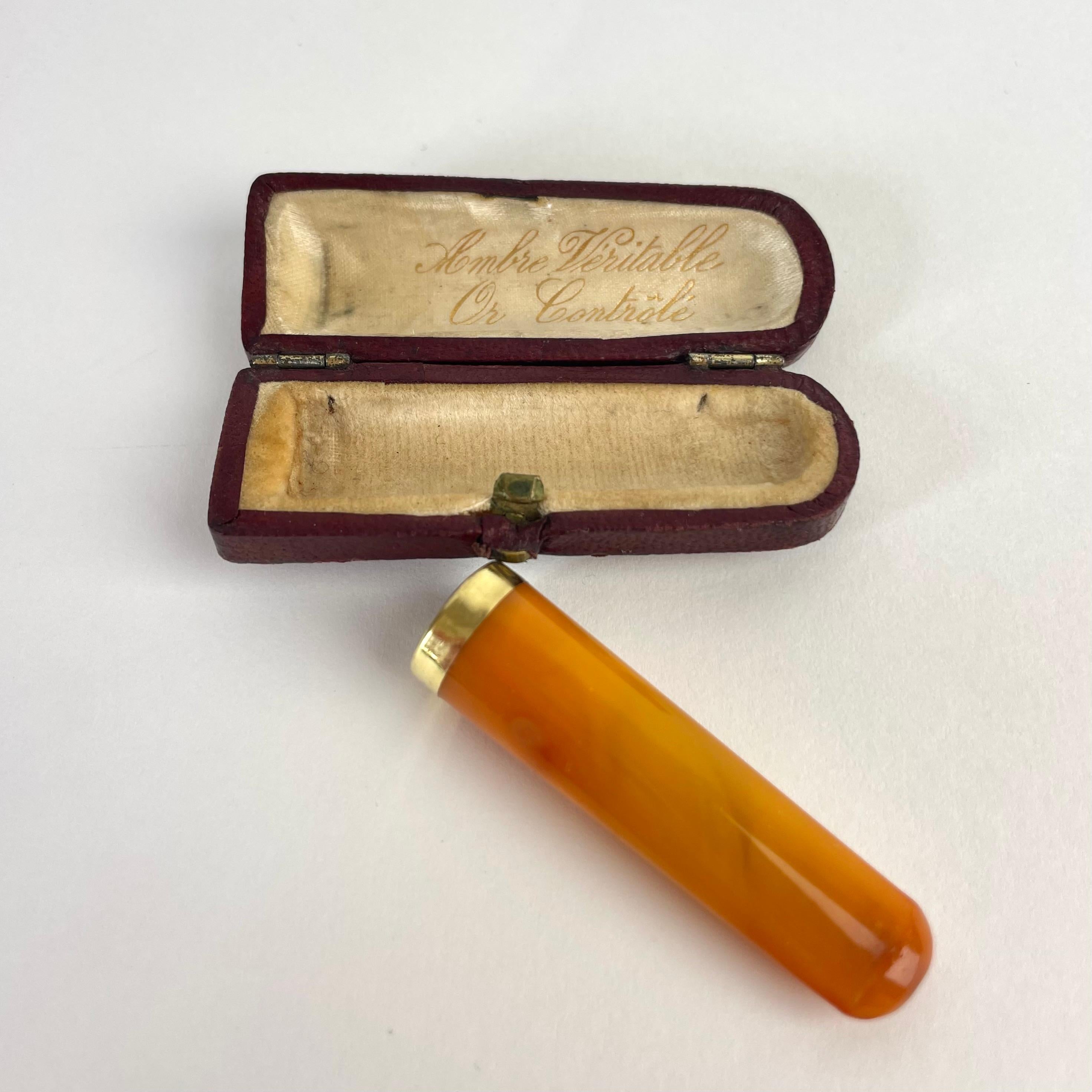 The Baron`s elegant cigarette holder in checked gold and amber For Sale 1