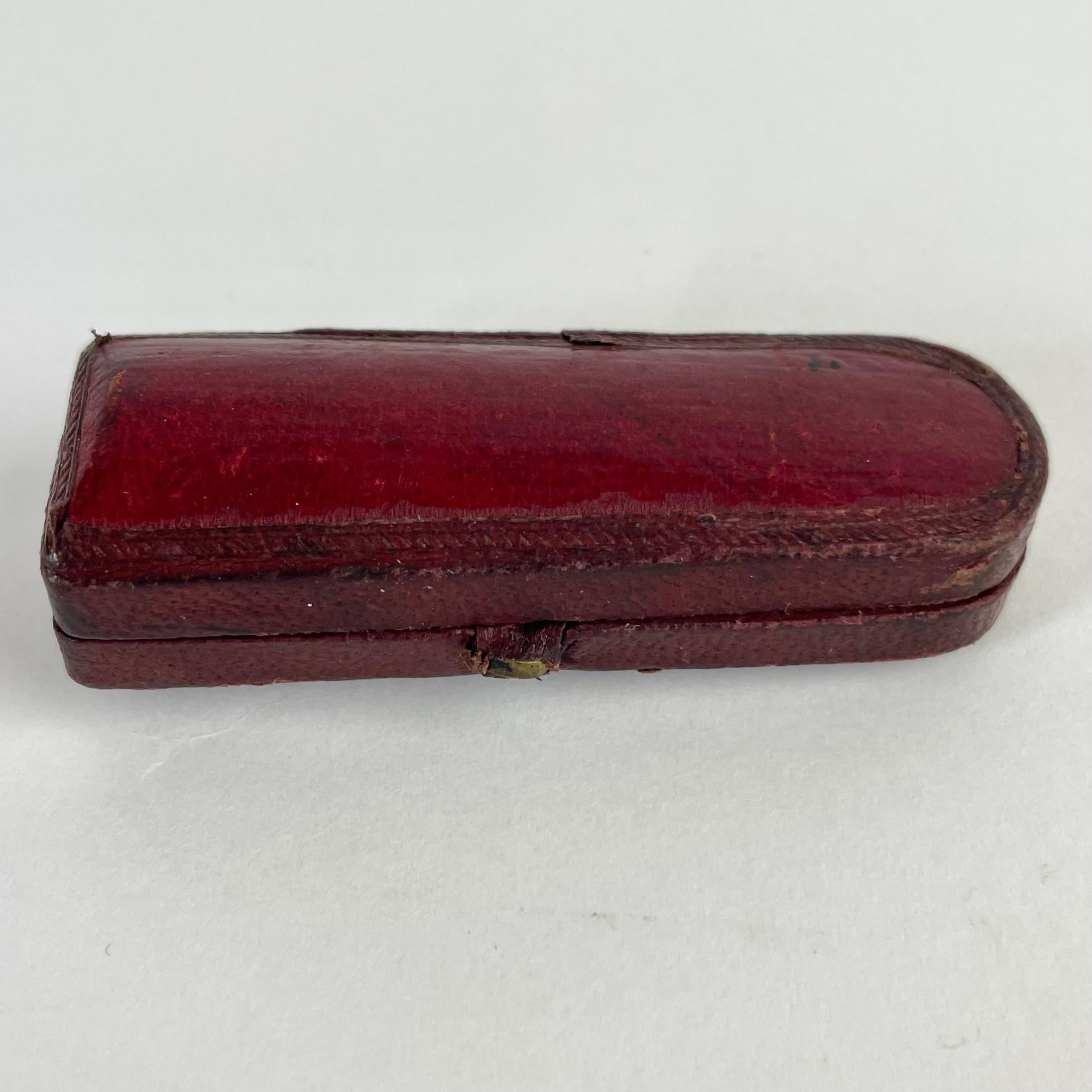 The Baron`s elegant cigarette holder in checked gold and amber For Sale 2