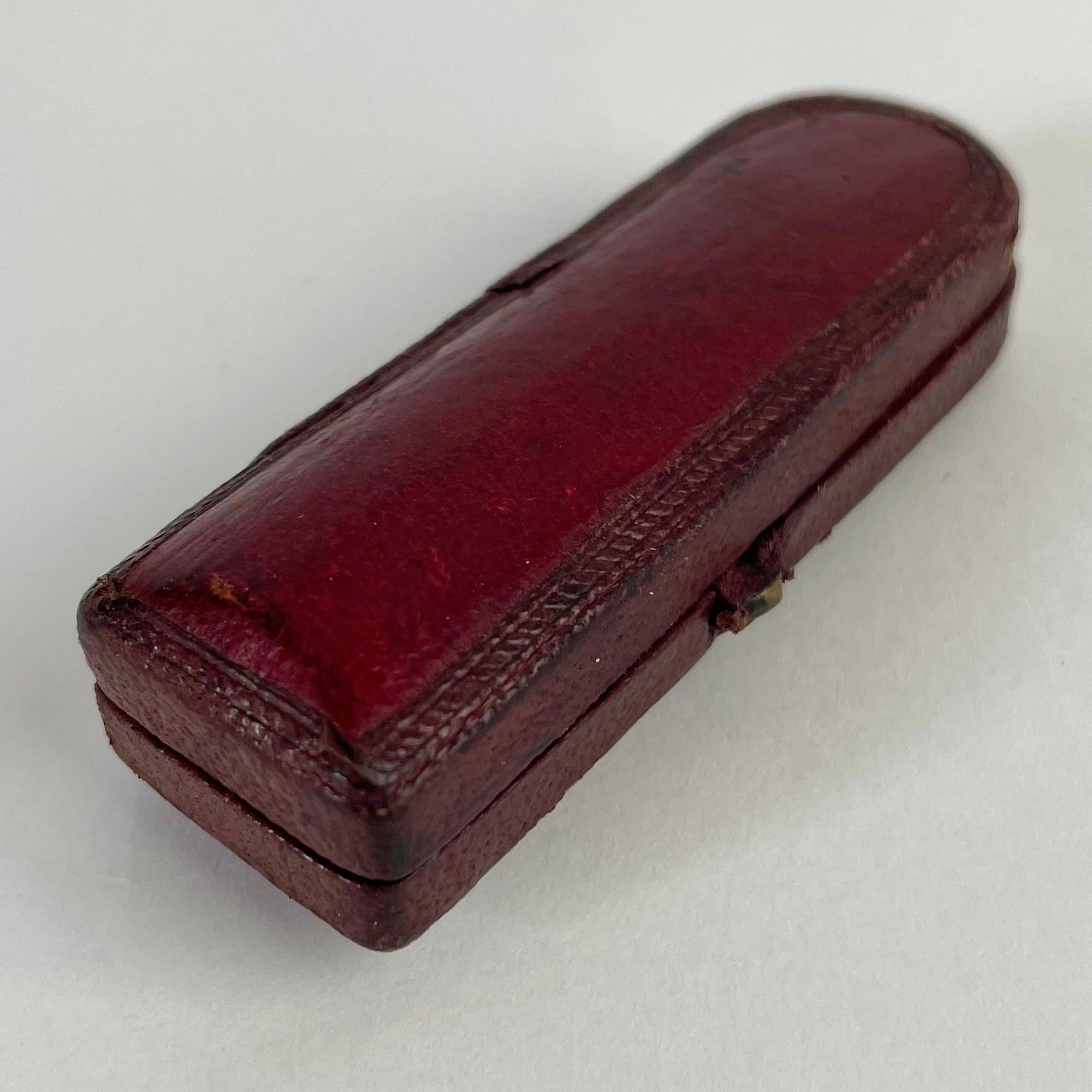 The Baron`s elegant cigarette holder in checked gold and amber For Sale 3