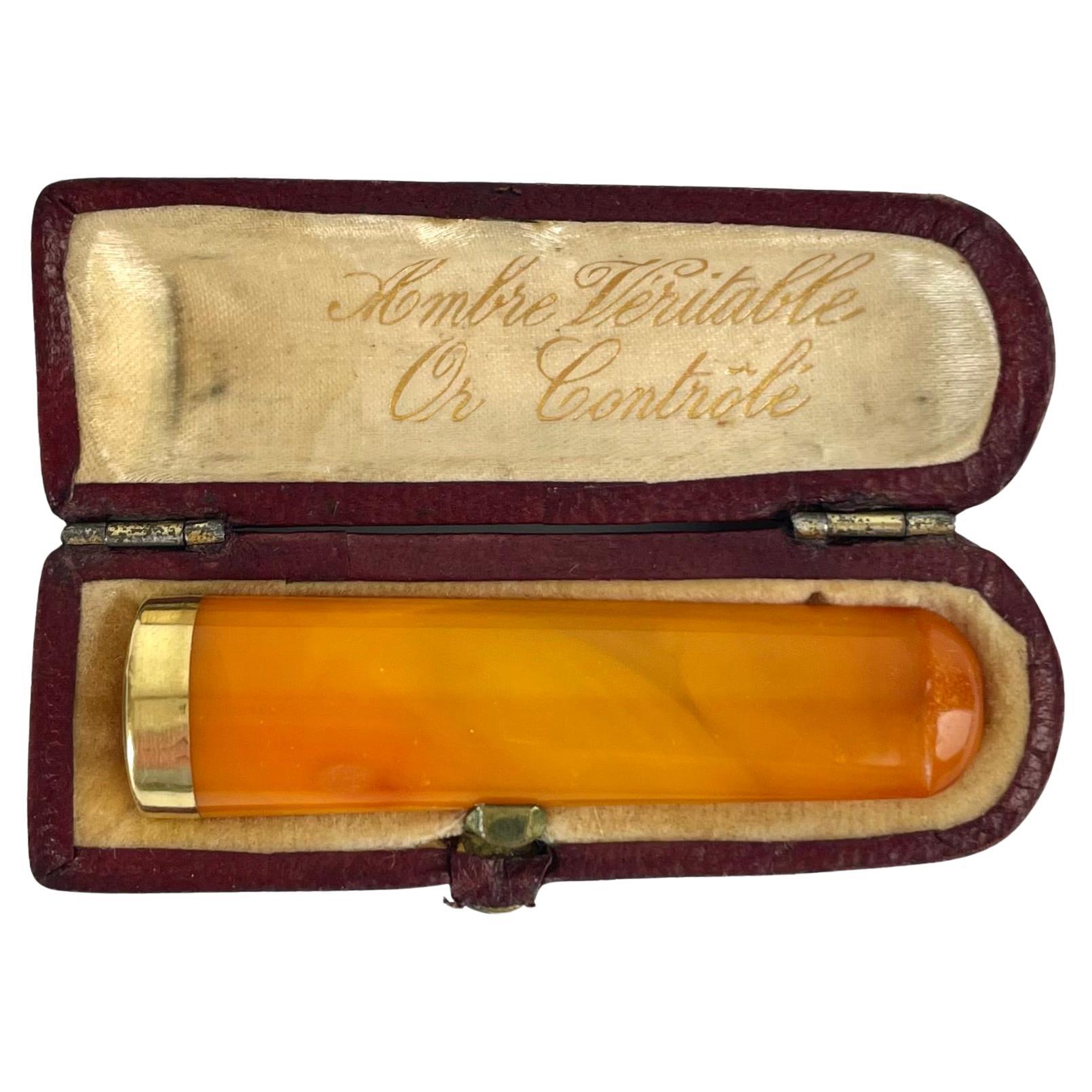 The Baron`s elegant cigarette holder in checked gold and amber