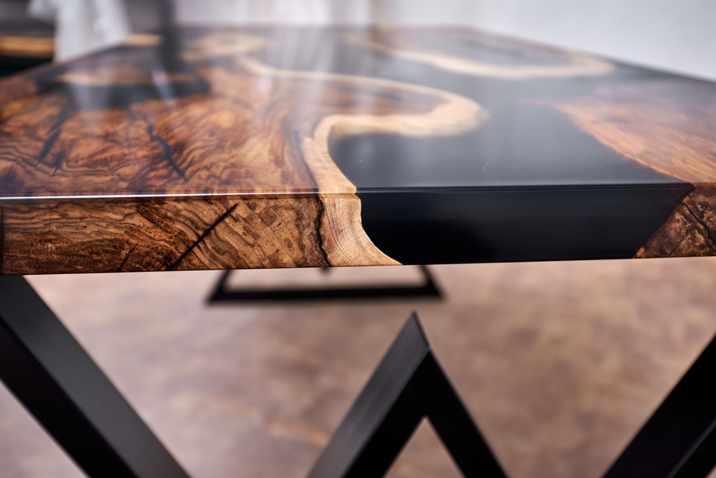 Table de salle à manger moderne Battle of the Universes Solid Ancient Walnut Roots en vente 1