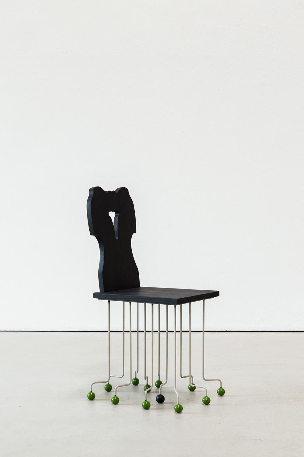 The Bavarian Chair - Zeitgenössische Neuinterpretation von Kevin Krumnikl (Deutsch) im Angebot