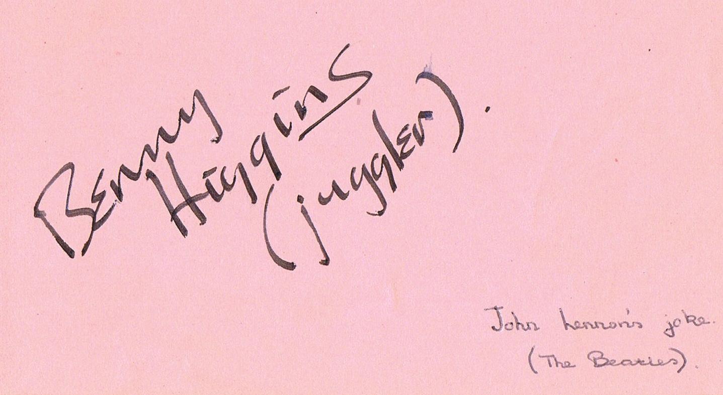 - Ensemble de superbes autographes des Beatles : John Lennon, Paul McCartney et George Harrison.
- Accompagné d'une autre page d'un livre d'autographes, où Lennon a également signé 