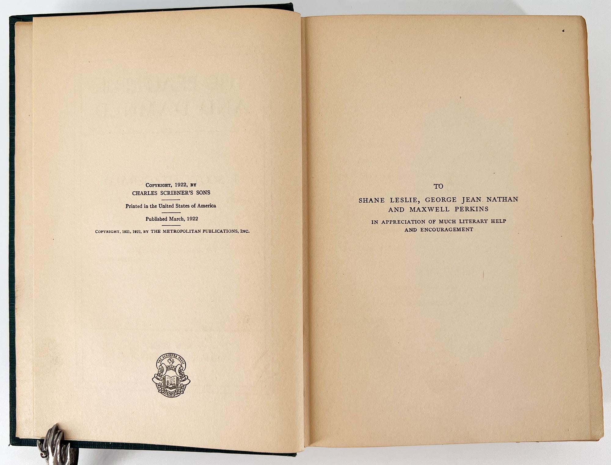 New York : Charles Scribner's Sons, 1922. Première édition, première impression. 
8vo, 7 1/2 x 5 1/4 pouces (190 x 132 mm) ; pp. x + 449 + 2, dont une non ouverte au début du livre ; 2 pages de publicité pour This Side of Paradise et Flappers and