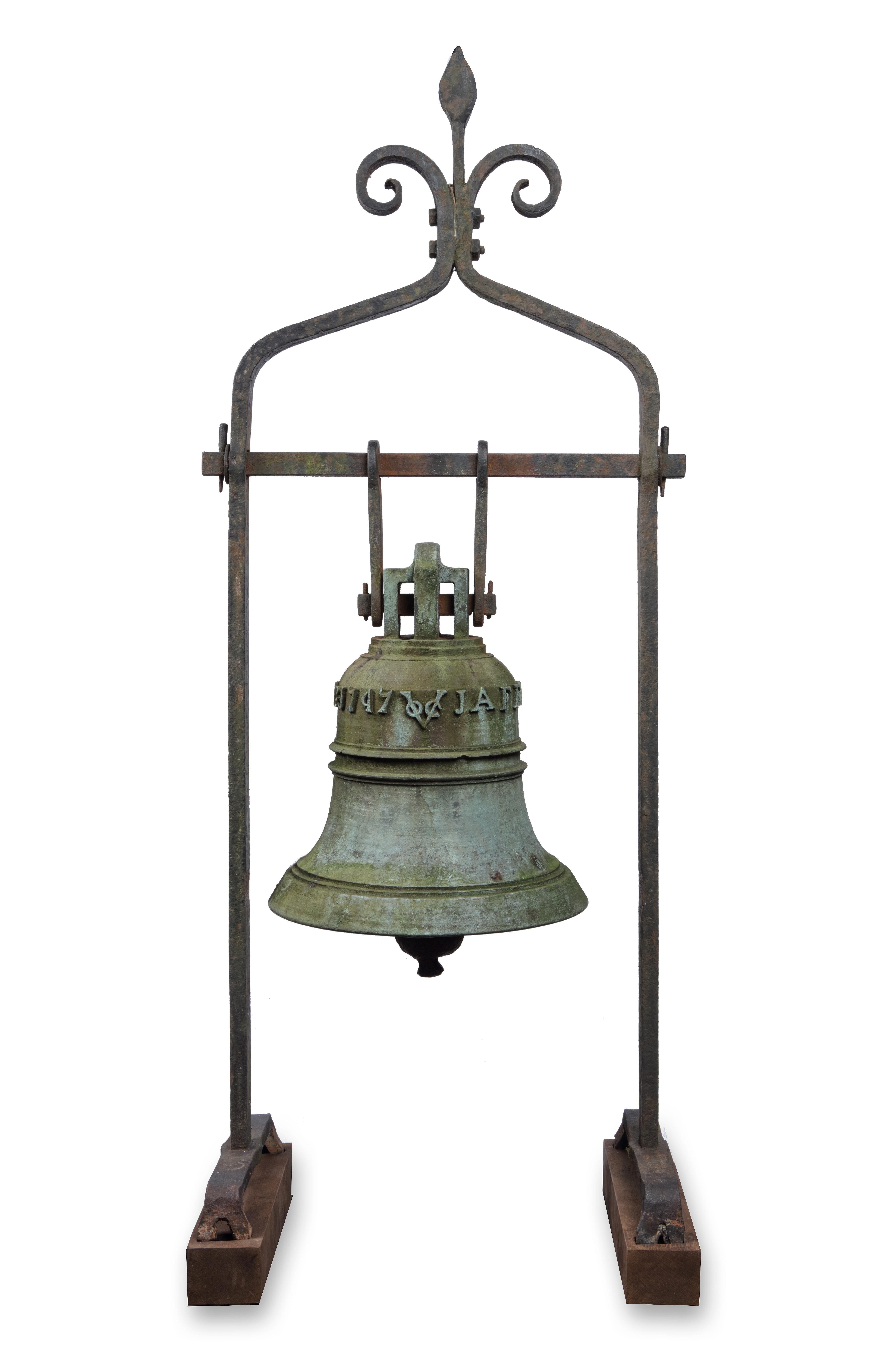 Die Glocke der VOC-Festung in Jaffna, Sri Lanka, trägt die Aufschrift JAFFANAPATNAM Ao 1747 VOC

Gegossen in Jaffnapatnam oder Colombo aus japanischem Kupfer, 1747

Maße: Höhe 44 x Durchmesser 36,5 cm

Im Jahr 1658 eroberte Rijcklof van Goens