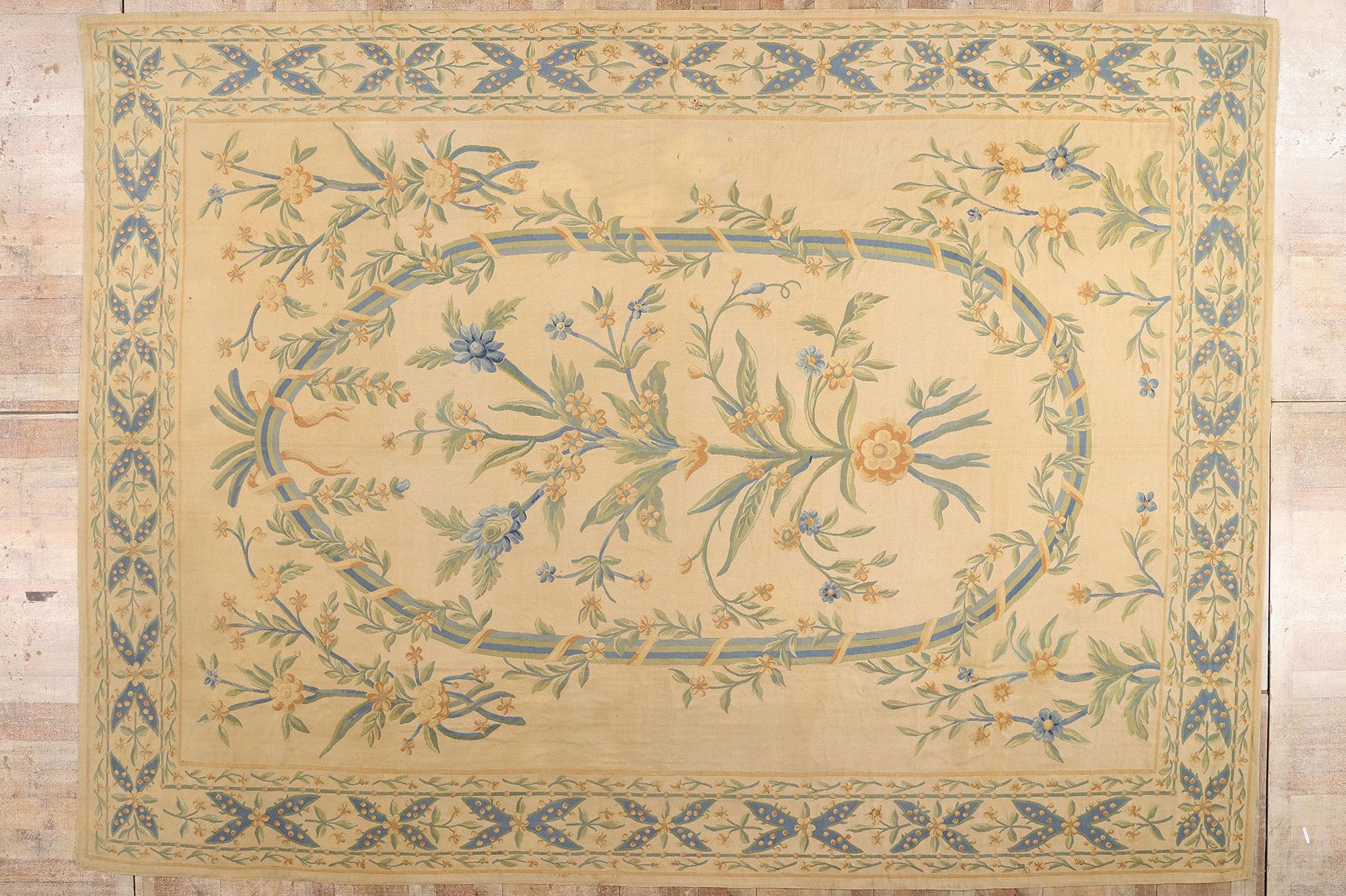 Le Bloom de la Belle Époque : Un exquis Antique French Aubusson d'une élégance raffinée en vente 3