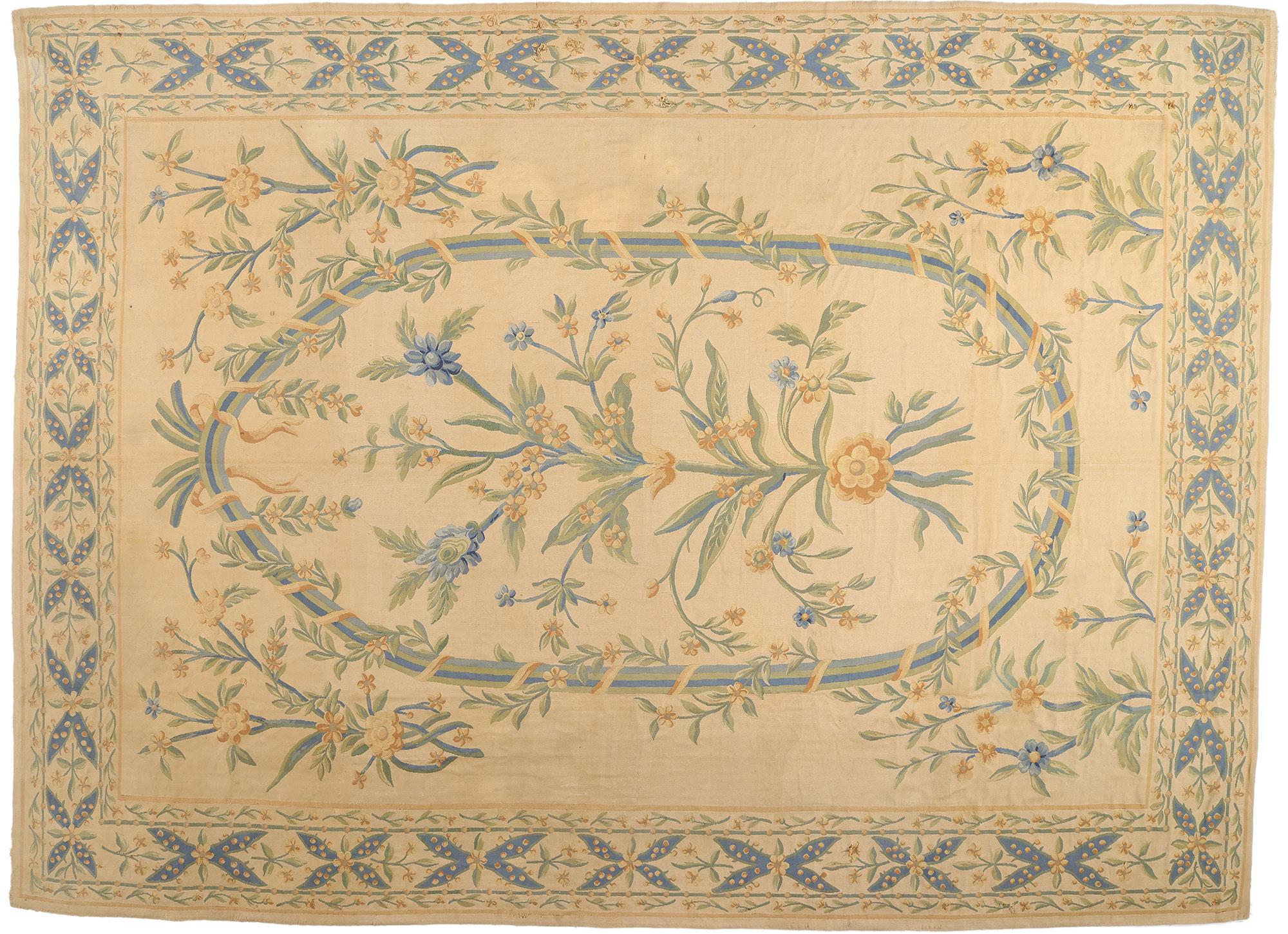 Le Bloom de la Belle Époque : Un exquis Antique French Aubusson d'une élégance raffinée en vente 4