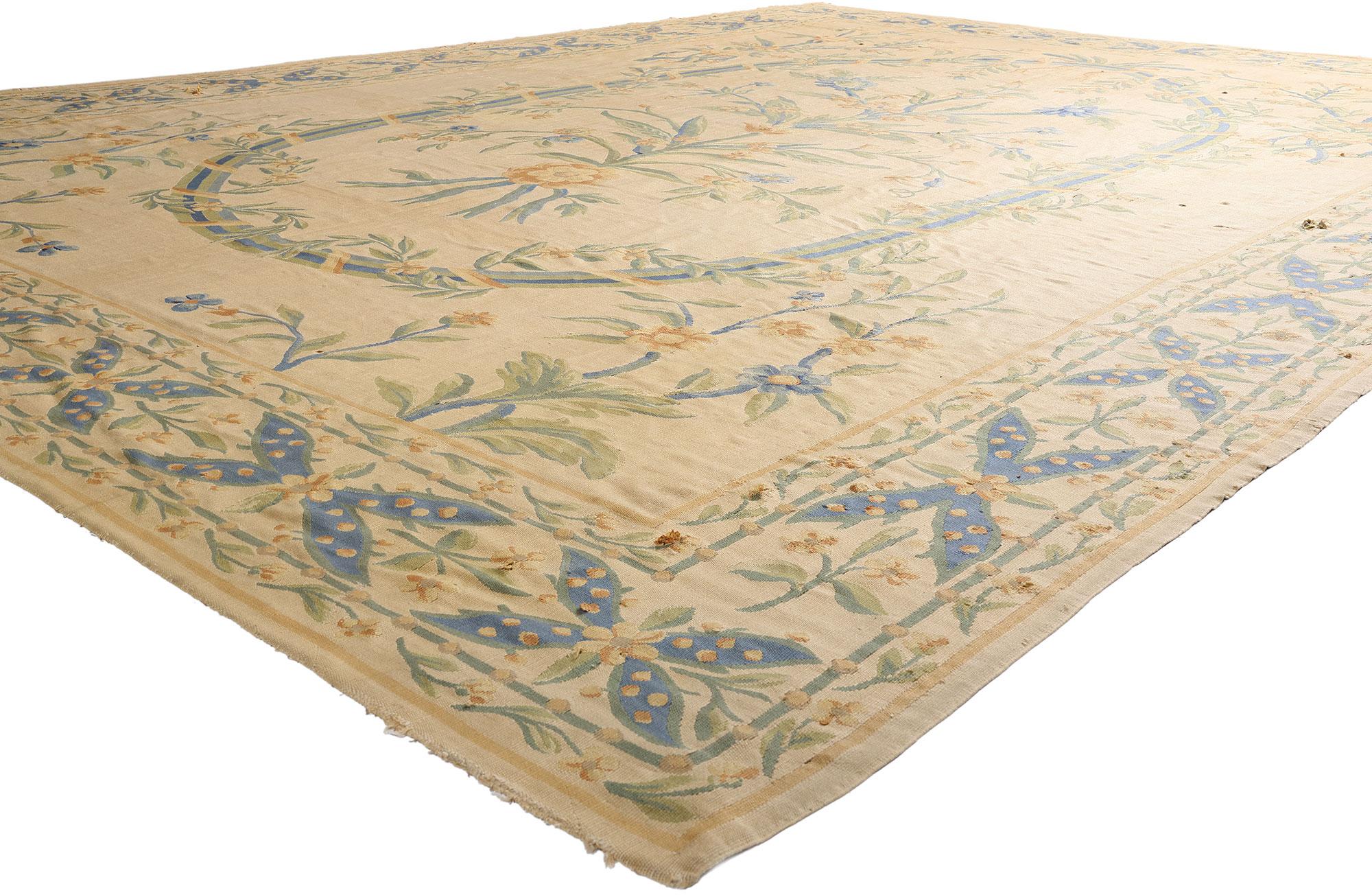79292 Tapis Aubusson français ancien, 12'02 x 16'08. D'une élégance raffinée et d'une allure romantique, ce tapis d'Aubusson français ancien en laine tissé à la main est un chef-d'œuvre de l'art du début du XXe siècle. Il illustre la tradition
