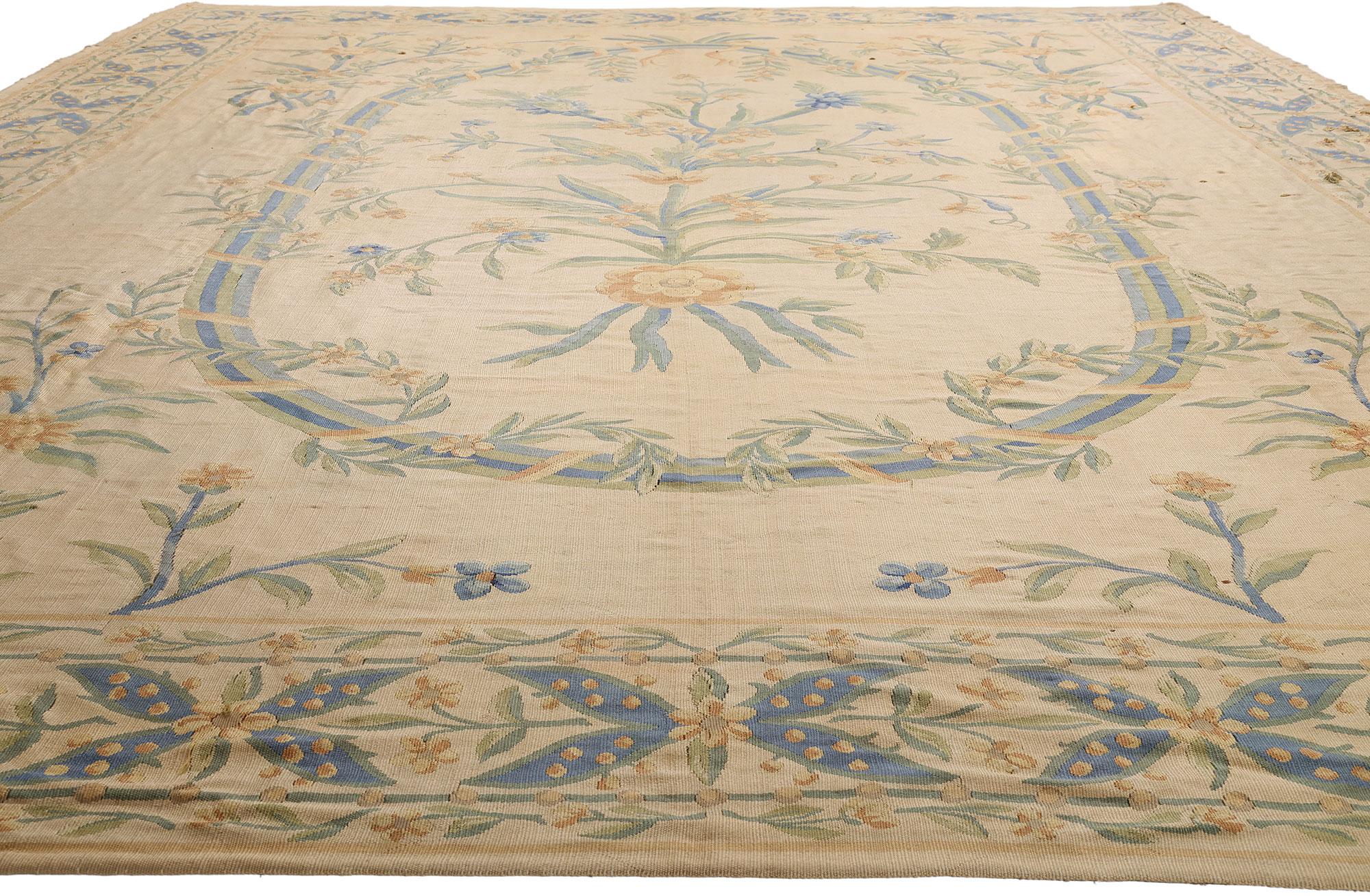 Français Le Bloom de la Belle Époque : Un exquis Antique French Aubusson d'une élégance raffinée en vente