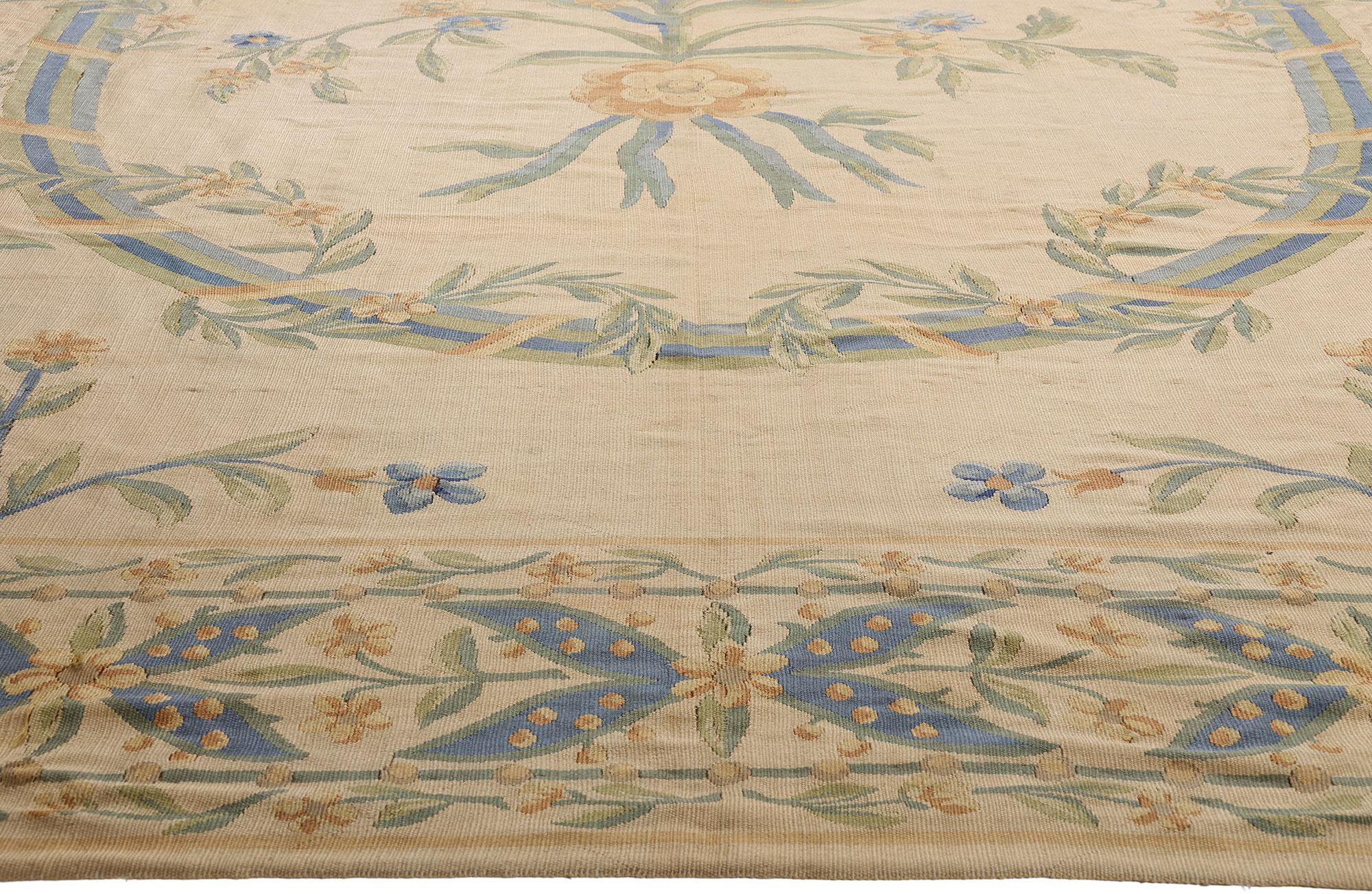 Tissé à la main Le Bloom de la Belle Époque : Un exquis Antique French Aubusson d'une élégance raffinée en vente
