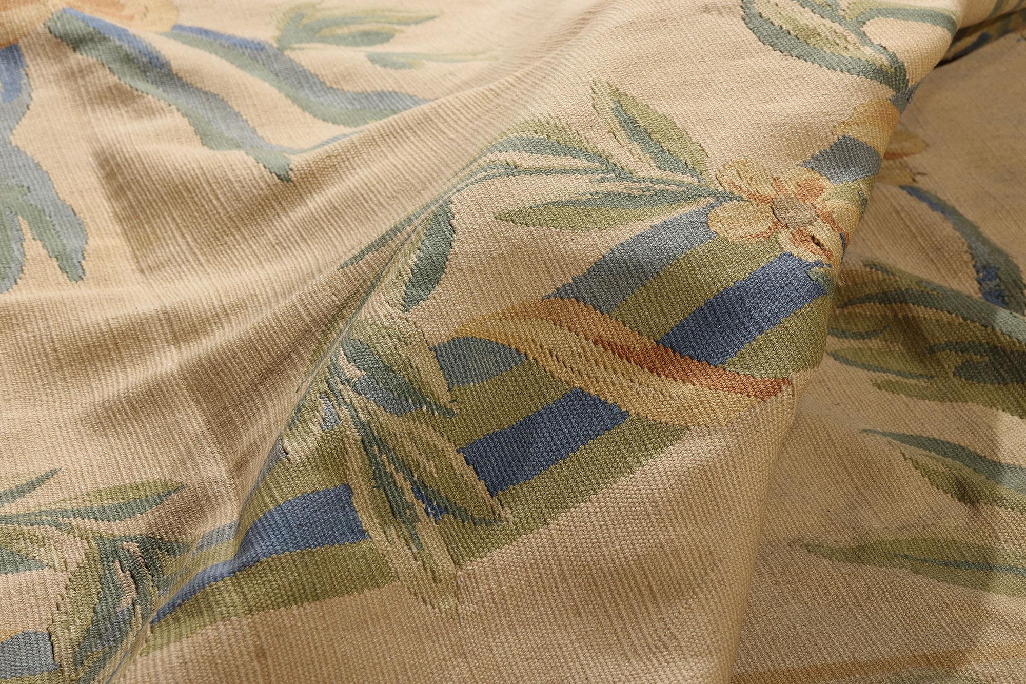 20ième siècle Le Bloom de la Belle Époque : Un exquis Antique French Aubusson d'une élégance raffinée en vente