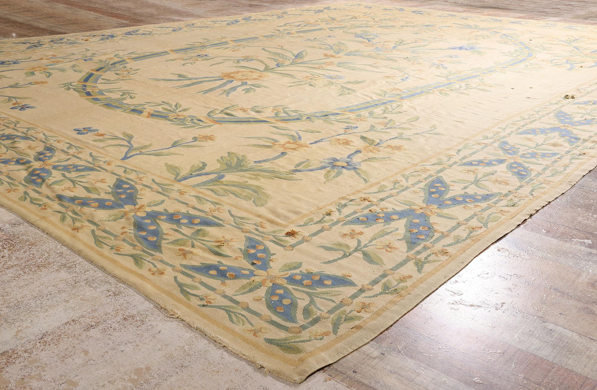 Le Bloom de la Belle Époque : Un exquis Antique French Aubusson d'une élégance raffinée en vente 1