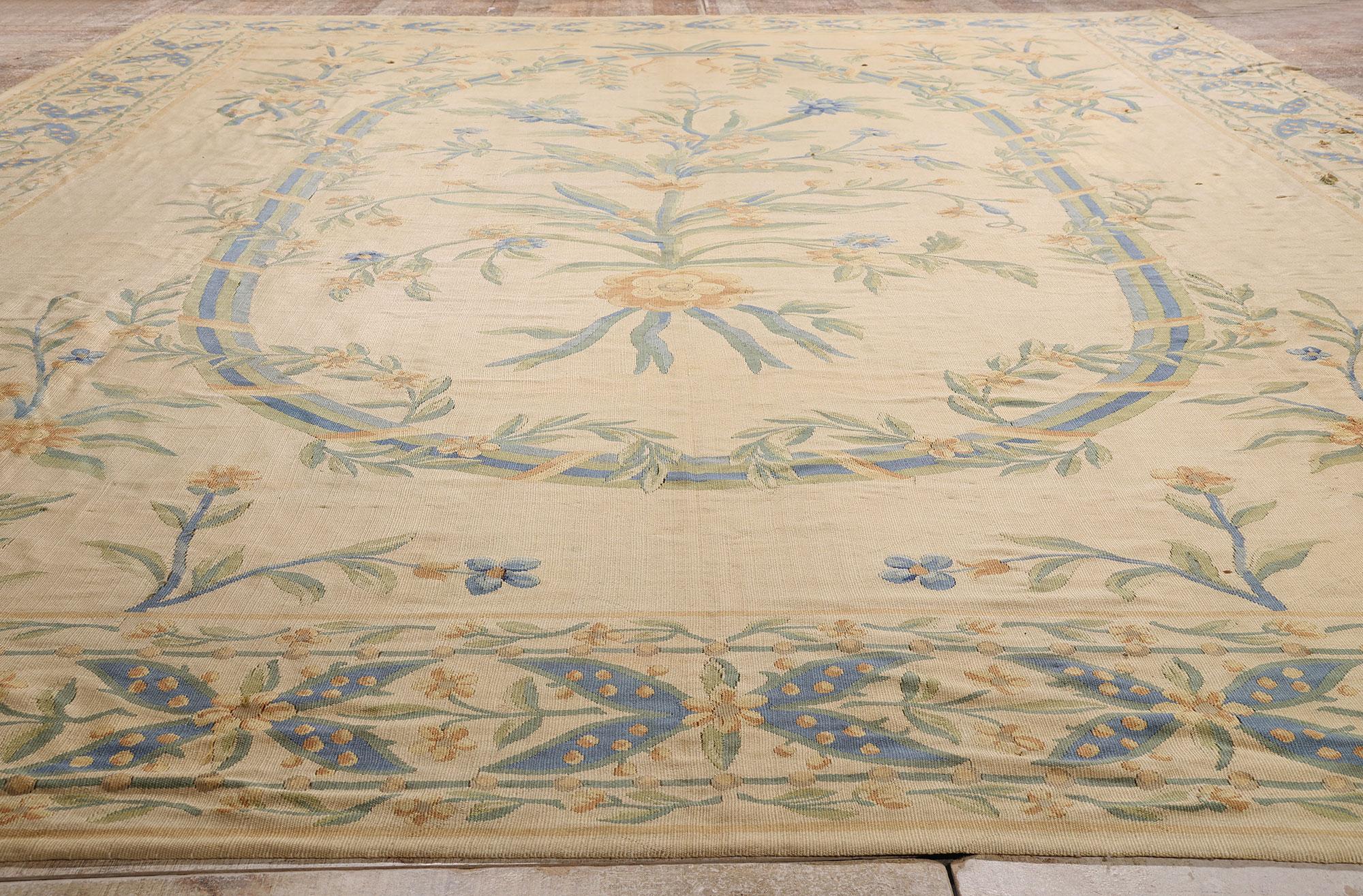 Le Bloom de la Belle Époque : Un exquis Antique French Aubusson d'une élégance raffinée en vente 2