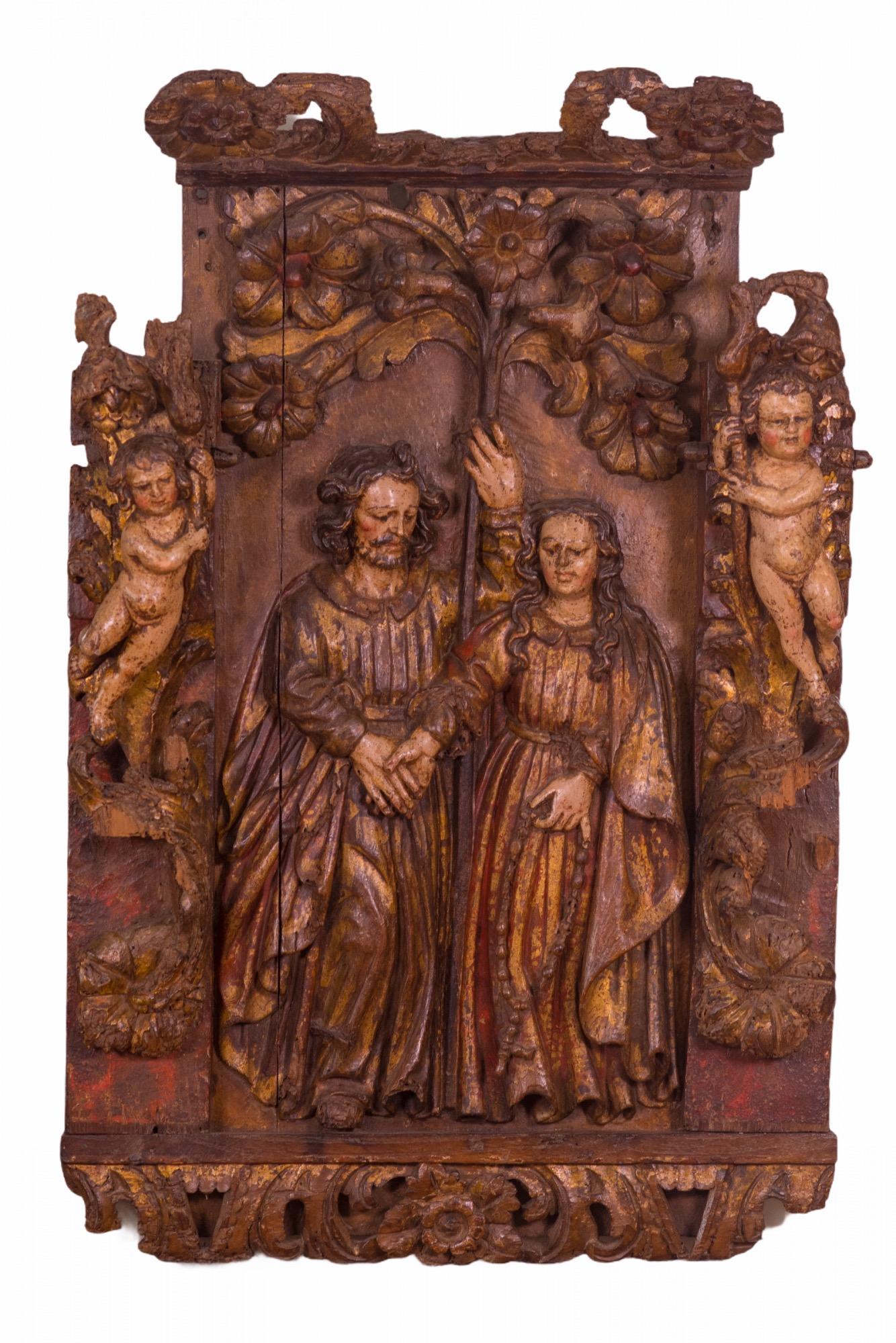 Panneau espagnol du début du XVIe siècle en bois sculpté et polychrome représentant Les fiançailles et l'amour de Joseph et Marie, monté sur un panneau en Lucite et encadré dans un cadre en bois de noyer fini à la main.