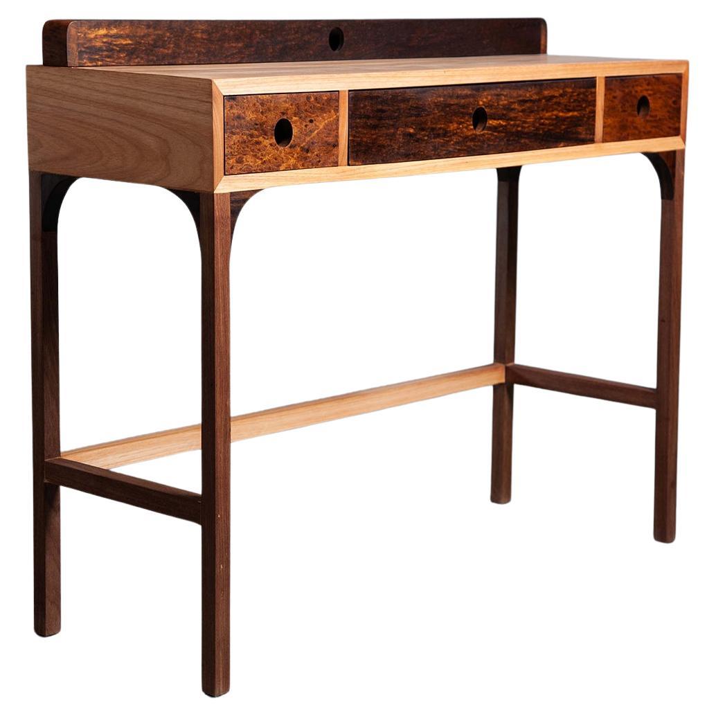 The Bi Writing Desk. Handcrafted aus massivem Jequitibá- und Imbuia-Holz.