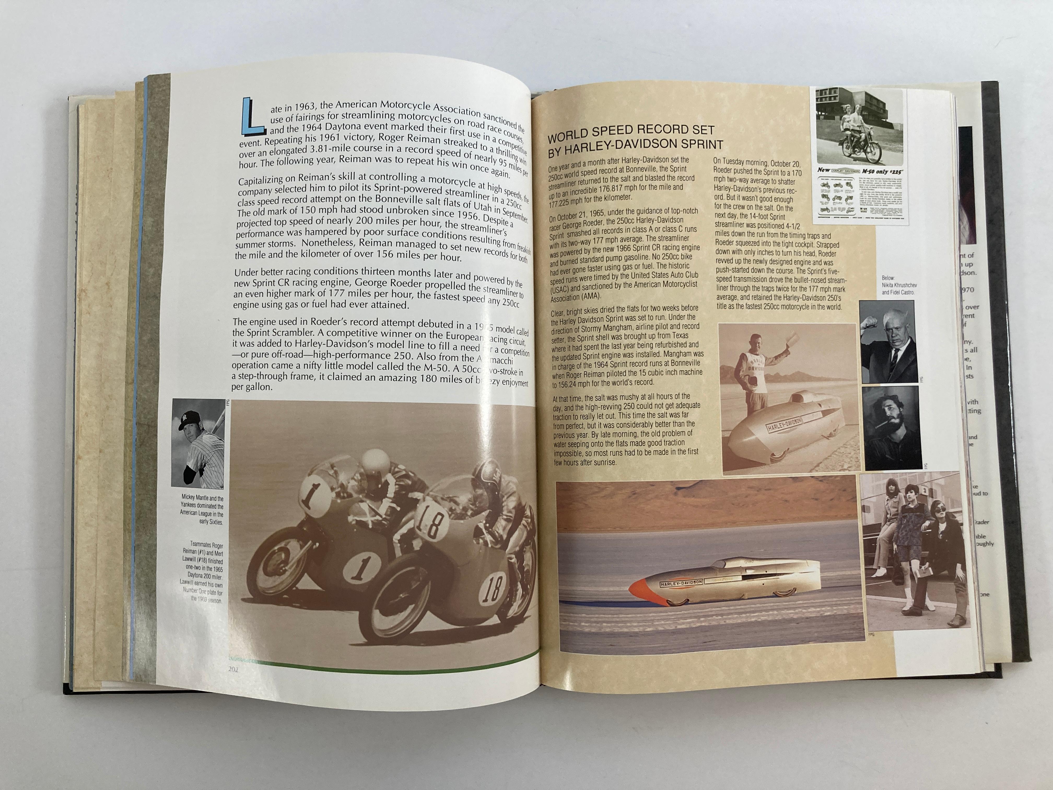 Le grand livre de Harley-Davidson Livre à couverture rigide en vente 8