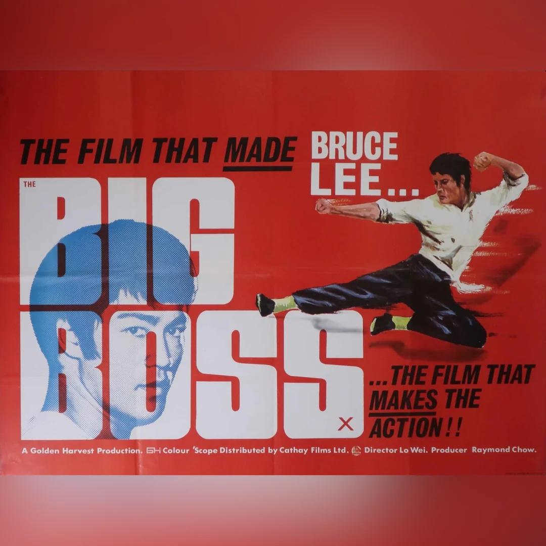 El Gran Jefe (1971)
Quad británico original (30 X 40 pulgadas)

El cineasta Lo Wei dirigió este clásico de Bruce Lee de 1971, Puño de furia (también estrenado en todo el mundo como El gran jefe). Sin duda la interpretación más intensa de Lee, este