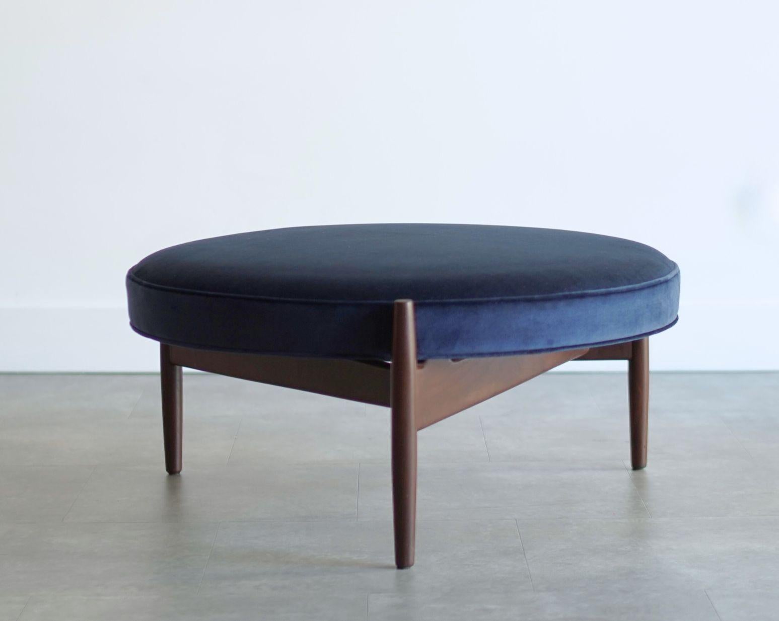 The Big Chair and Ottoman by Jens Risom in Navy Blue Velvet, C. 1950s en vente 3