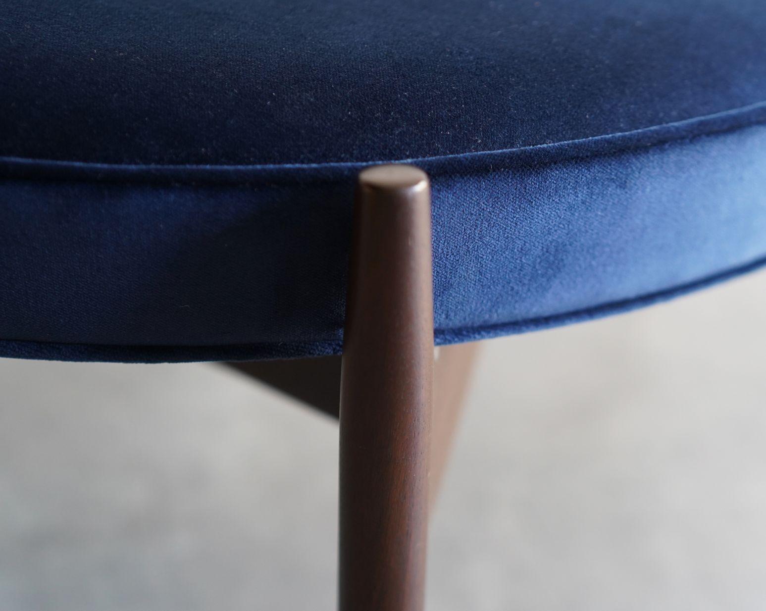 The Big Chair and Ottoman by Jens Risom in Navy Blue Velvet, C. 1950s en vente 4