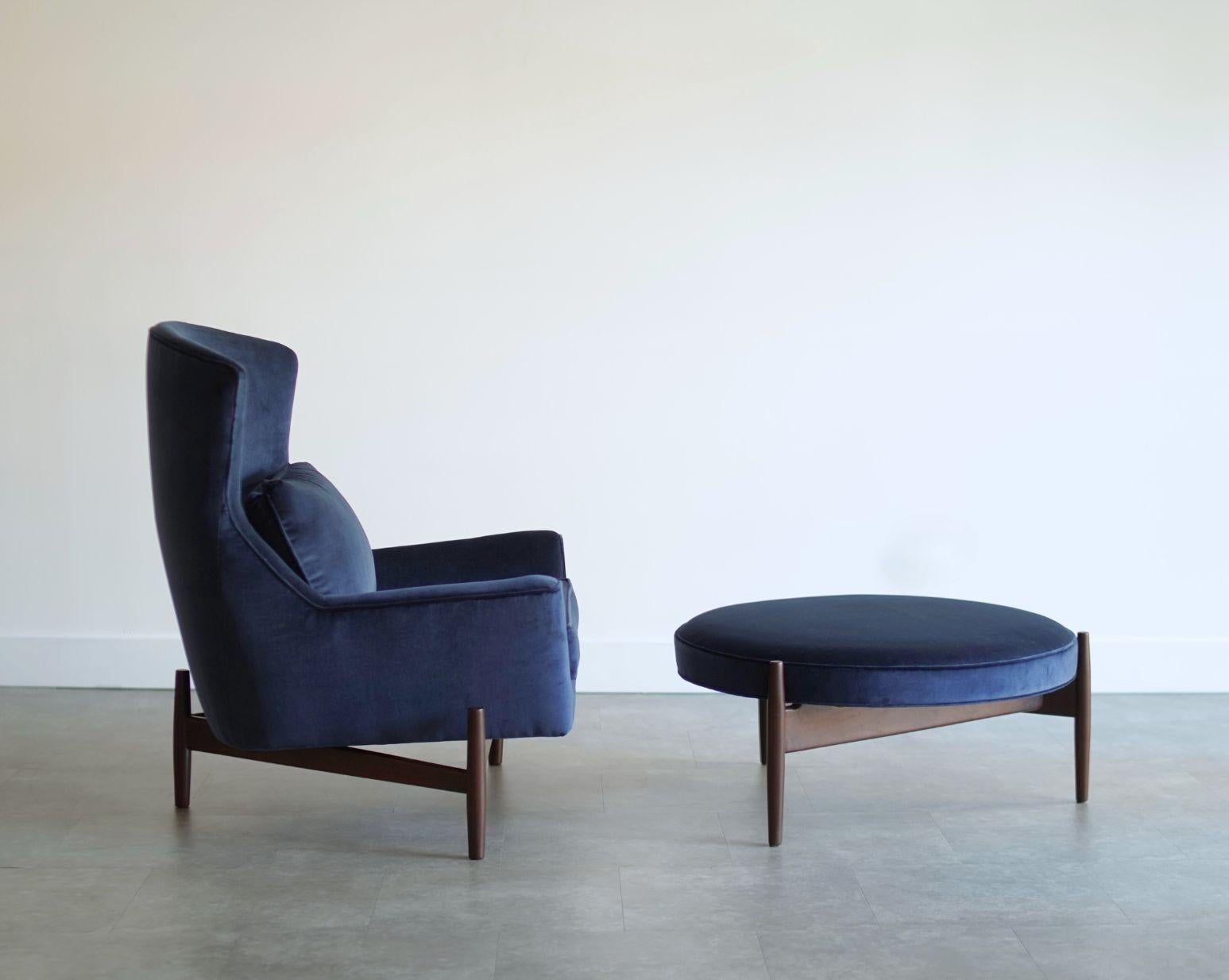 Mid-Century Modern The Big Chair and Ottoman by Jens Risom in Navy Blue Velvet, C. 1950s en vente