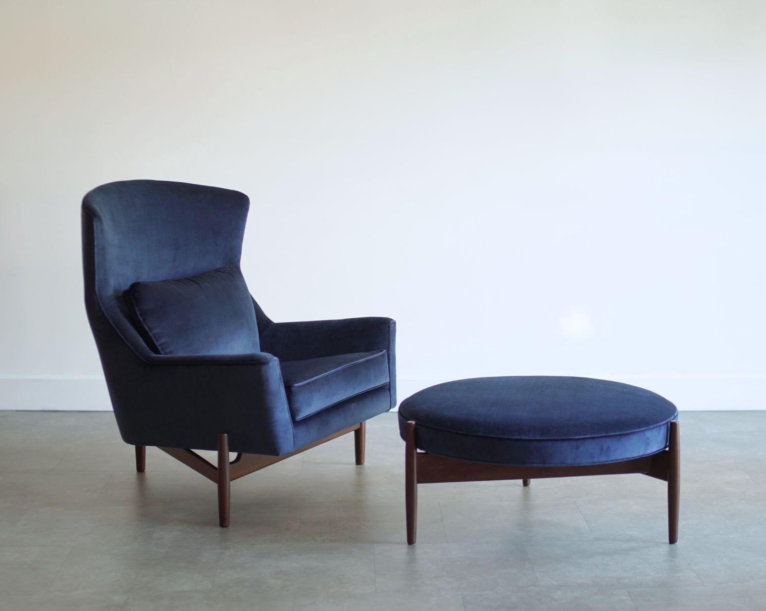 Américain The Big Chair and Ottoman by Jens Risom in Navy Blue Velvet, C. 1950s en vente
