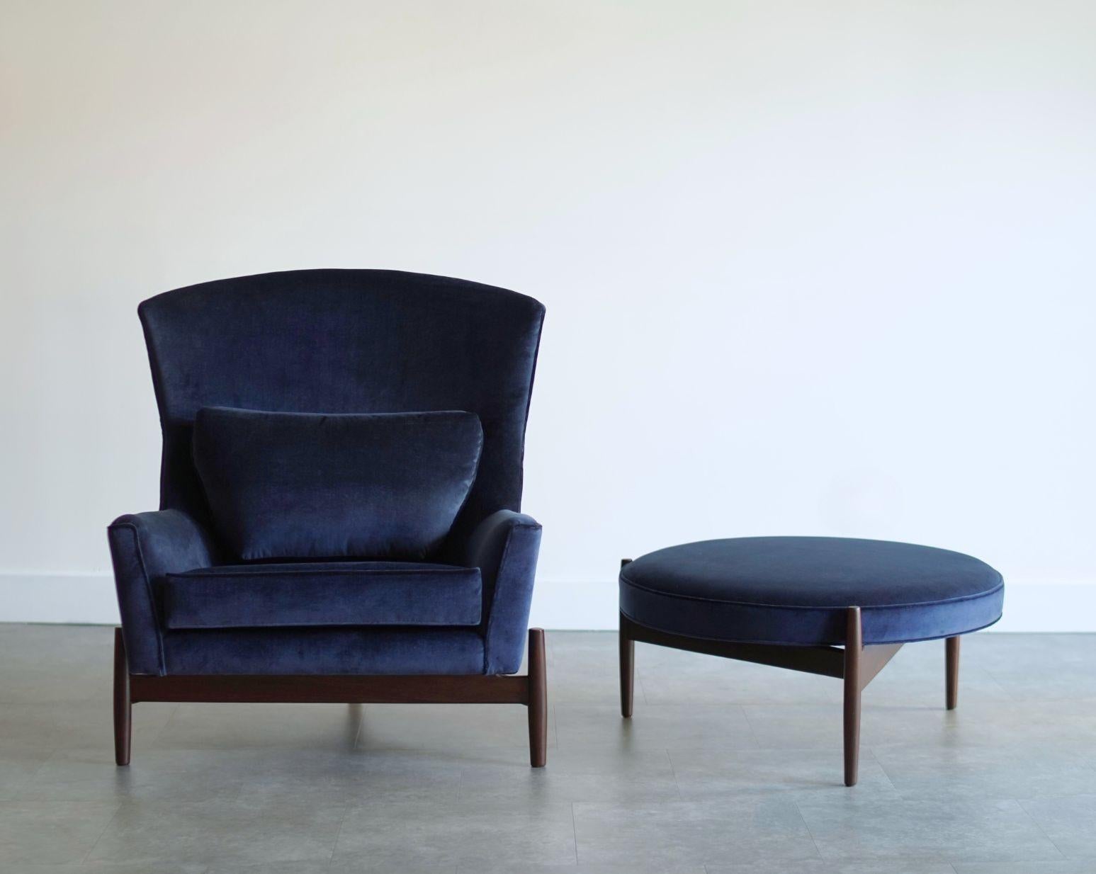 The Big Chair and Ottoman by Jens Risom in Navy Blue Velvet, C. 1950s Excellent état - En vente à Westport, CT