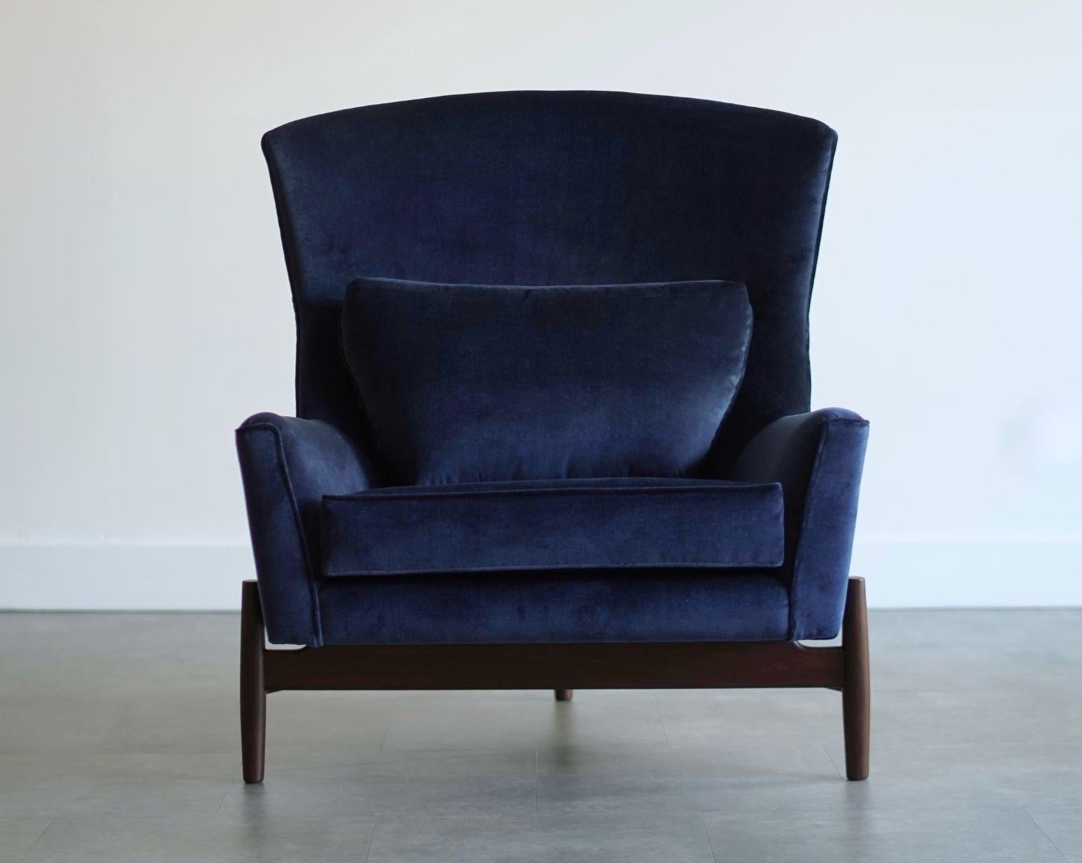 20ième siècle The Big Chair and Ottoman by Jens Risom in Navy Blue Velvet, C. 1950s en vente