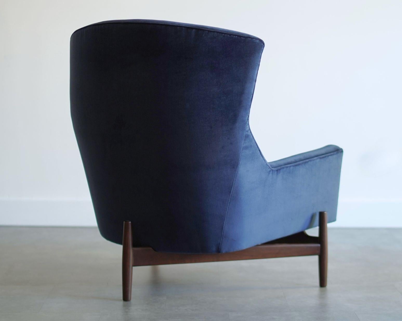 Velours The Big Chair and Ottoman by Jens Risom in Navy Blue Velvet, C. 1950s en vente