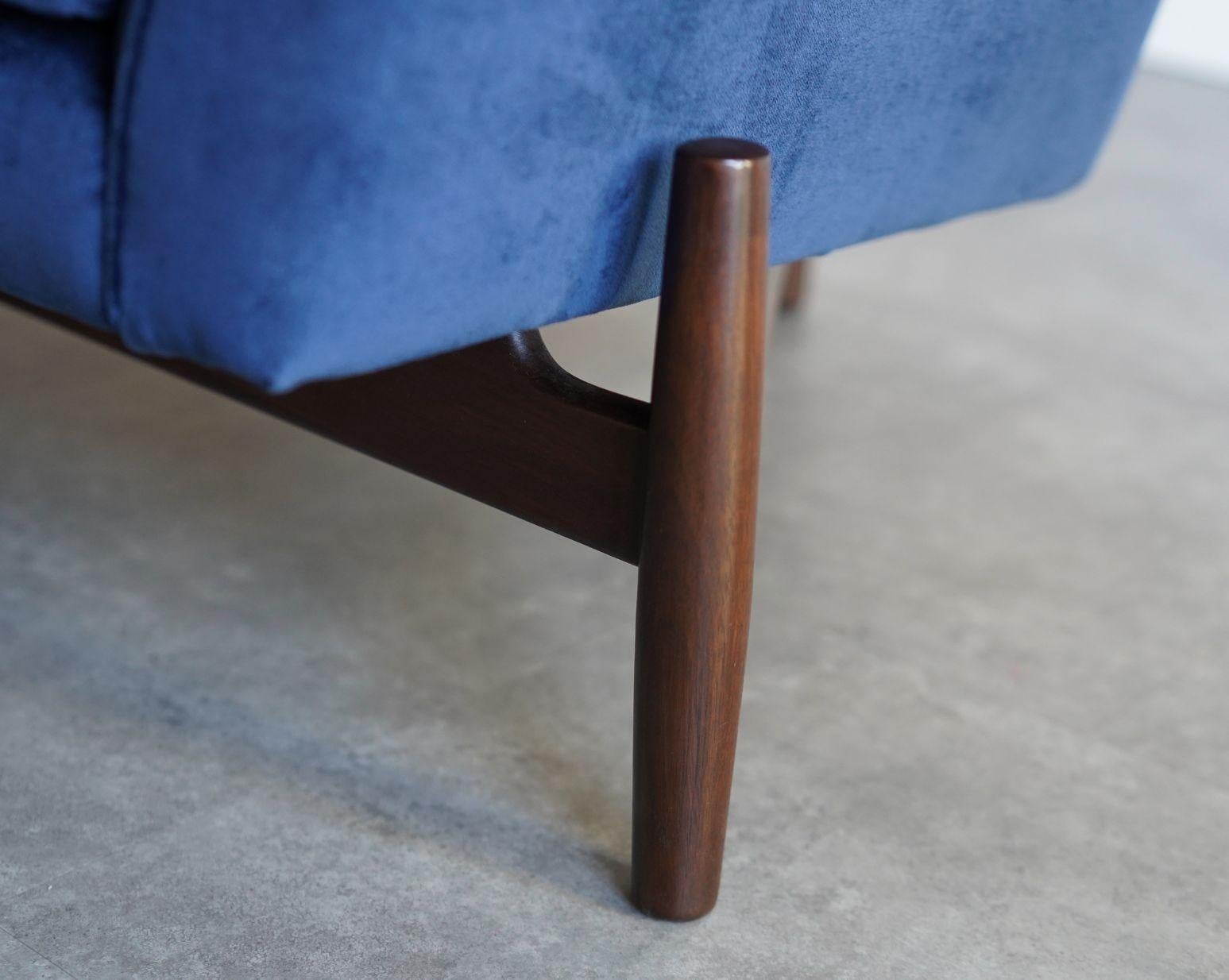 The Big Chair and Ottoman by Jens Risom in Navy Blue Velvet, C. 1950s en vente 1
