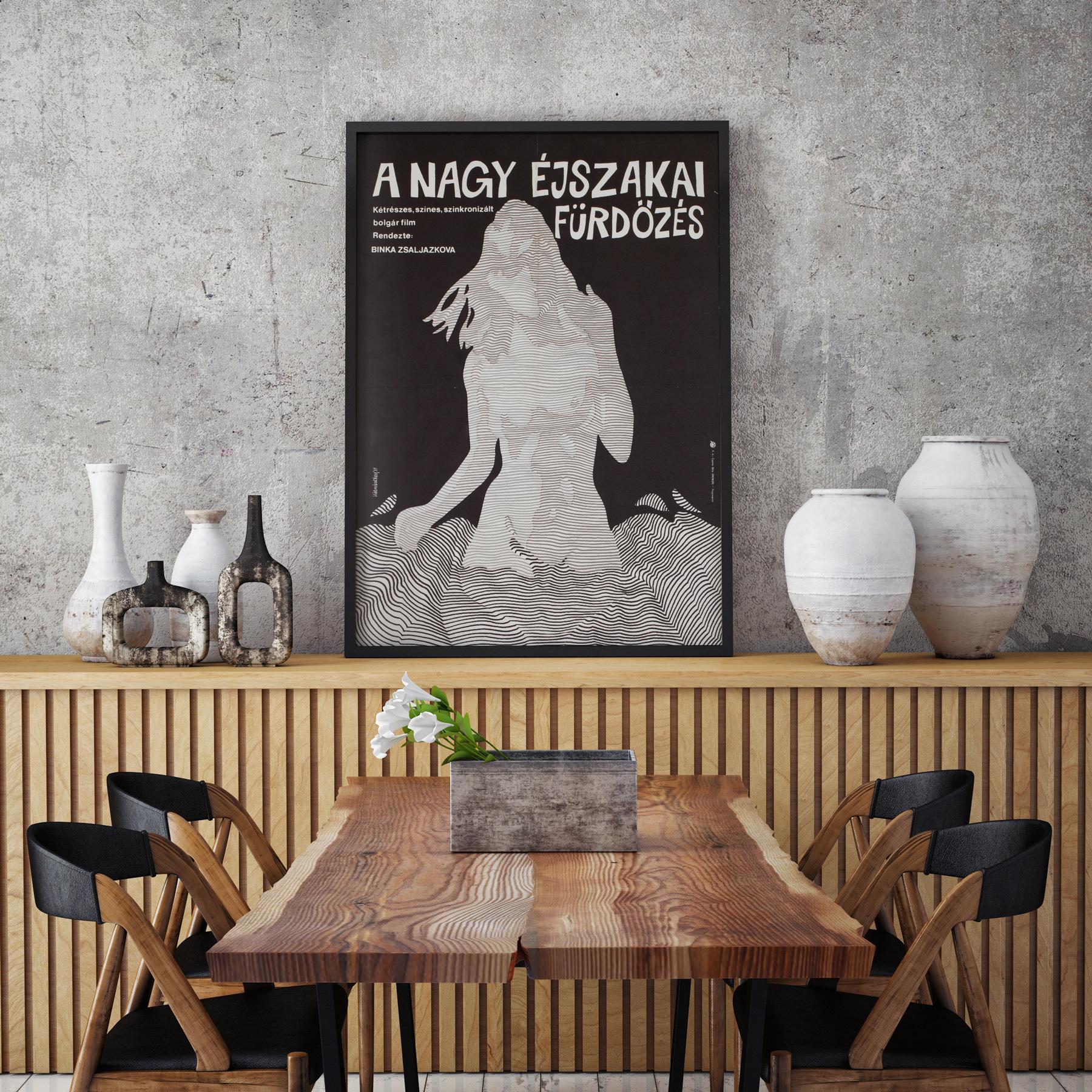 Magnifique design de Zoltan Kalmanchey BIGLI sur cette affiche hongroise originale de première année de sortie pour le puissant film bulgare Golyamoto noshtno kapane (Le grand bain de nuit).

Cette affiche de film vintage a des dimensions de 16 1/4