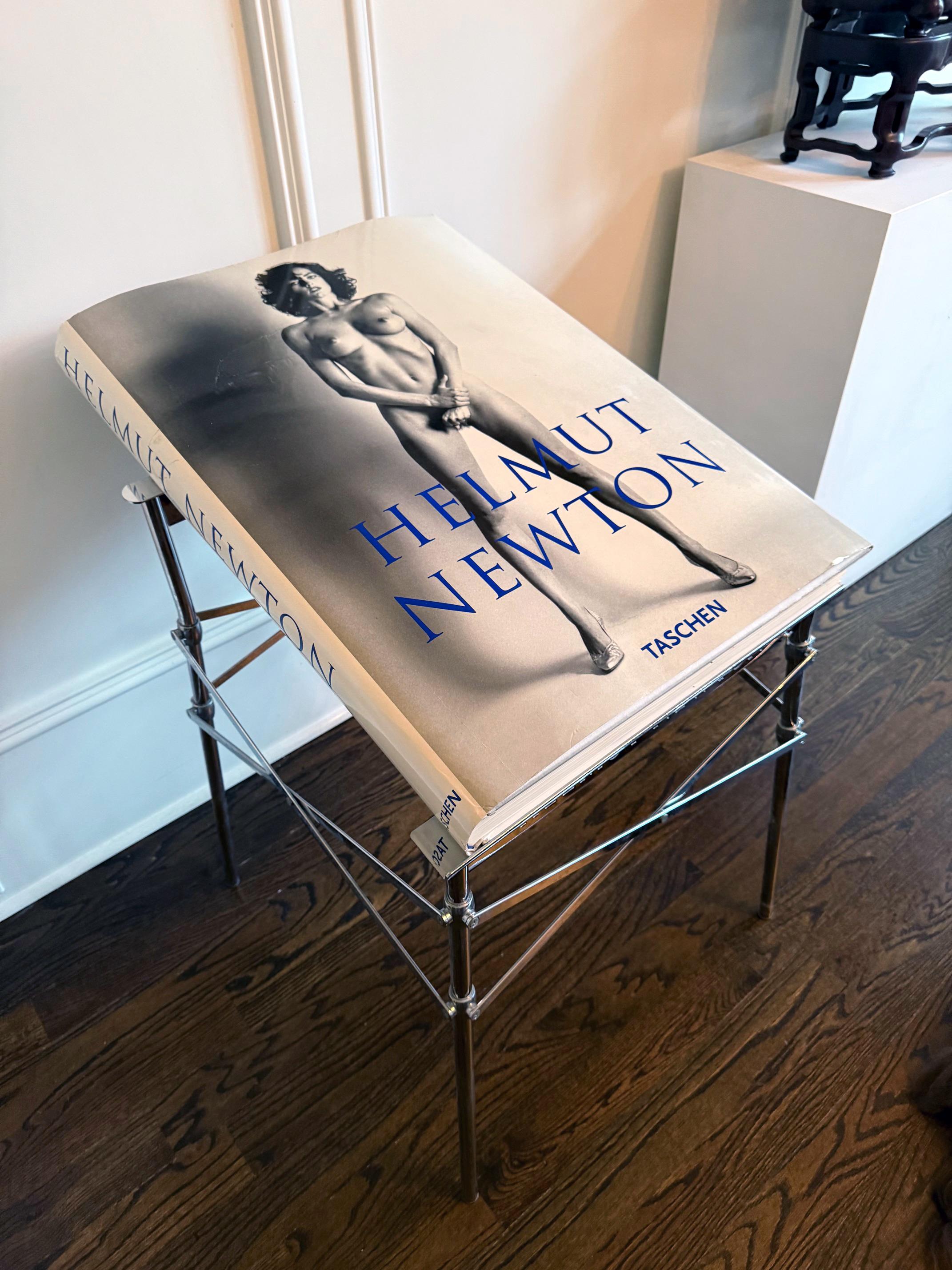 Il libro Sumo di Helmut Newton. Il primo Sumo e anche il più emozionante e da collezione mai pubblicato da TASCHEN. Il libro viene fornito con la sua giacca di polvere esistente che presenta alcuni segni di usura, ma anche con una giacca di polvere